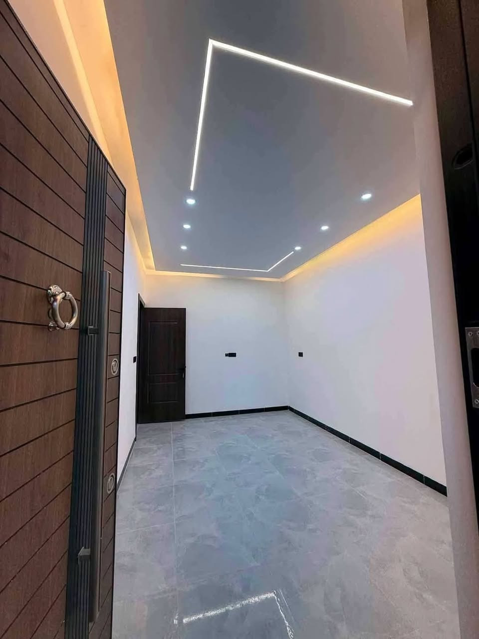 دارين تون للبيع مساحة الدار 100 متر
الواجهه 5  النزال  20  ' يحتوي على 4 غرف 
 بناء حديث درجه اولى ضلع منفصل
1⃣الطابق الأول : 
▪️صاله مطبخ غرفة نوم حولي درج خدمات
2⃣الطابق الثاني
◽️ 3  غرف نوم ' خدمات ' بيتونه ' سطح
موقع مميز حي الجهاد/  الرفاق ***********
