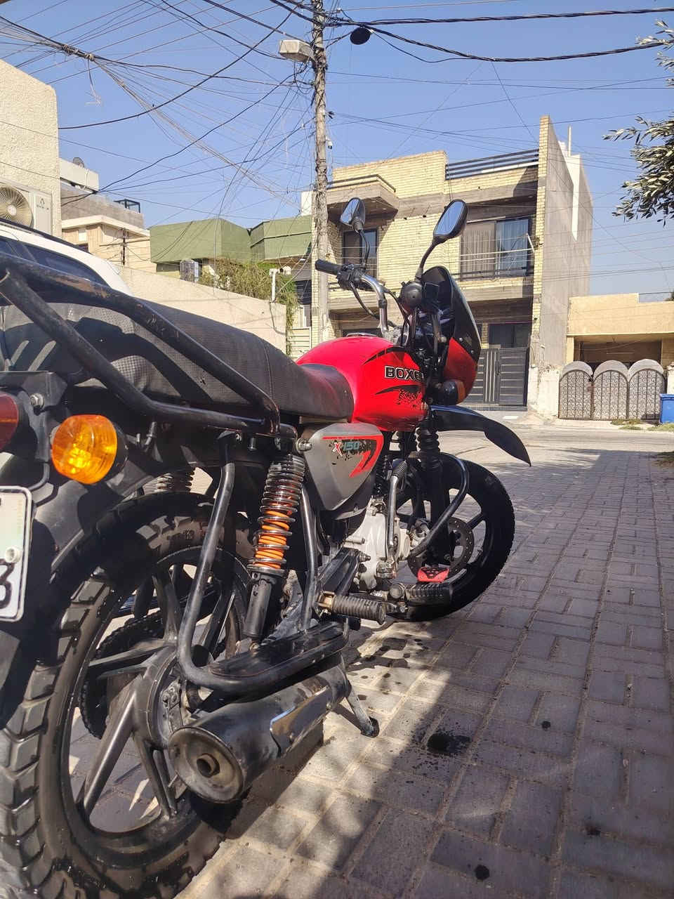بوكسر 23 للبيع فقط  مرقم بغداد باسم صاحبي تحول ثاني يوم مضمون 100% 
دراجة ما مفتوحة ومحرك مكفول وعليها شلعة ومعدل يخبل وبيها نضوح بسيط من يم الضاغطة فقط ما مأثر ع المحرك 
رايدها ب 2300 وبيها مجال بسيط 
وبالاضافة عليها لايت زنون قوي 
مكاني بغداد حي الجهاد 
رقمي 
*********** 
واتساب بيه ومتواجد خاص
