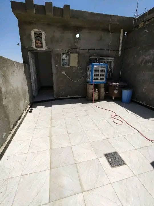 ياالله 
مشتمل بحي الحكيم مساحه 100 متر علا شارعين يقع شارع شارع ضافر زرزور وشارع عطوف قرب المدرسه 150 متر عن المدرسه البنفسج غرفه وهول ومطبخ وستقبال 
بناء حديث سنه صار من كمله 
السعر 18 بيه مجال بصيط الشراي 
الستفسار ***********
