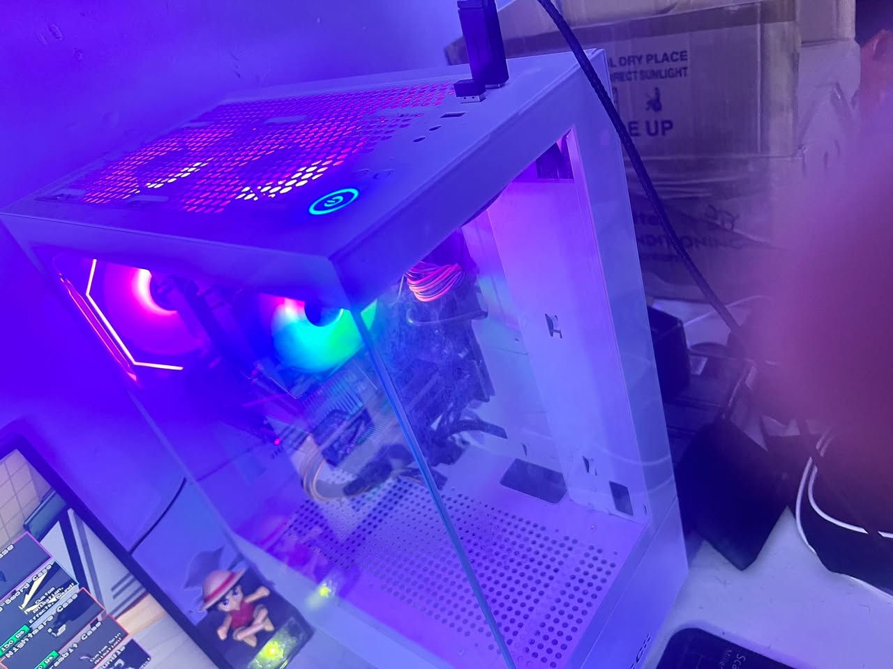⸻
كمبيوتر Gaming قوي + شكل احترافي RGB للبيع 

 المواصفات:

المعالج: Intel Core i5 الجيل 11 (i5-11400F)
كرت الشاشة: RTX 3060 12GB 
الرام: 16GB
التخزين: SSD 512GB  سريع جداً
المذربورد: ASRock H510M-HDV/M.2 SE
نظام: Windows 11 Pro

 الأداء:
يشغل GTA V / Warzone / PUBG / Fortnite
ملاحظه اكو شخط خفيف لي ورا من اخذتها هيج
اي شيء ثاني مابيها 

850 و بيها مجال للشراي حك الجيه

واتساب *********** للتواصل
مكاني بغداد الدوره
