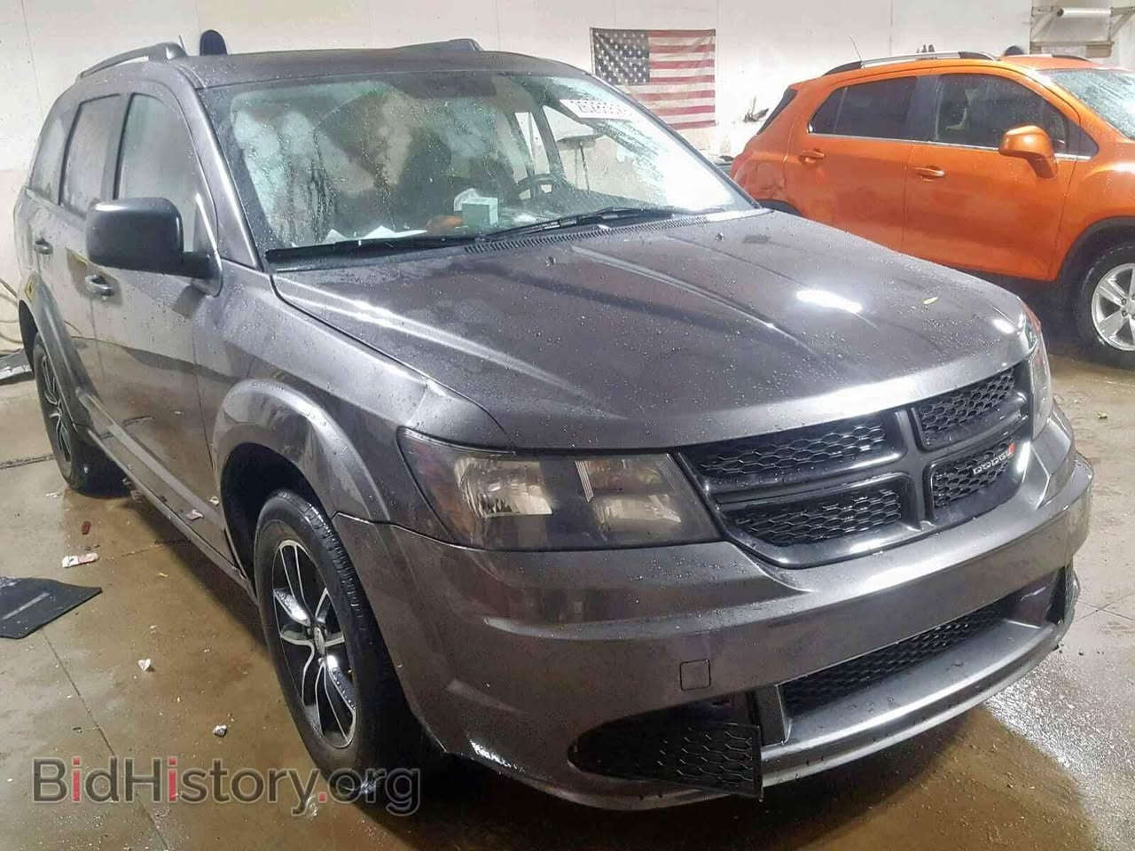 بيع مستعجل سيارة دوج جورني (Dodge Journey) موديل 2017 للبيع
المواصفات والتفاصيل:
 * النوع والموديل: دوج جورني (Dodge Journey)
 * سنة الصنع: 2017
 * المحرك: 4 سلندر (المحرك والكير مكفولان وبحالة ممتازة)
 * السعة: 7 راكب (عائلية)
 * الفئة: مواصفات عادية
 * المسافة المقطوعة: 185,000 كم
 * التبريد: تبريد 3 قطع (أداء ممتاز)
حالة البودي والتقرير (مرفق السونار وصور الحادث الأمريكي):
 * جاملغ صبغ
 * باب متبدل
 * ملاحظة: صور الحادث الأمريكي وتقرير السونار الجديد مرفقة مع المنشور للمصداقية والشفافية الكاملة.
الأوراق والموقف القانوني:
 * رقم سليمانية، جاهزة للتحويل مباشرةً
المكان والسعر:
 * الموقع: ميسان - العمارة
 * السعر: 11.200 دولار (قابل للتفاوض البسيط)
للإتصال والتواصل: [***********]

نص مكتوب في الصور:
- BidHistory.org