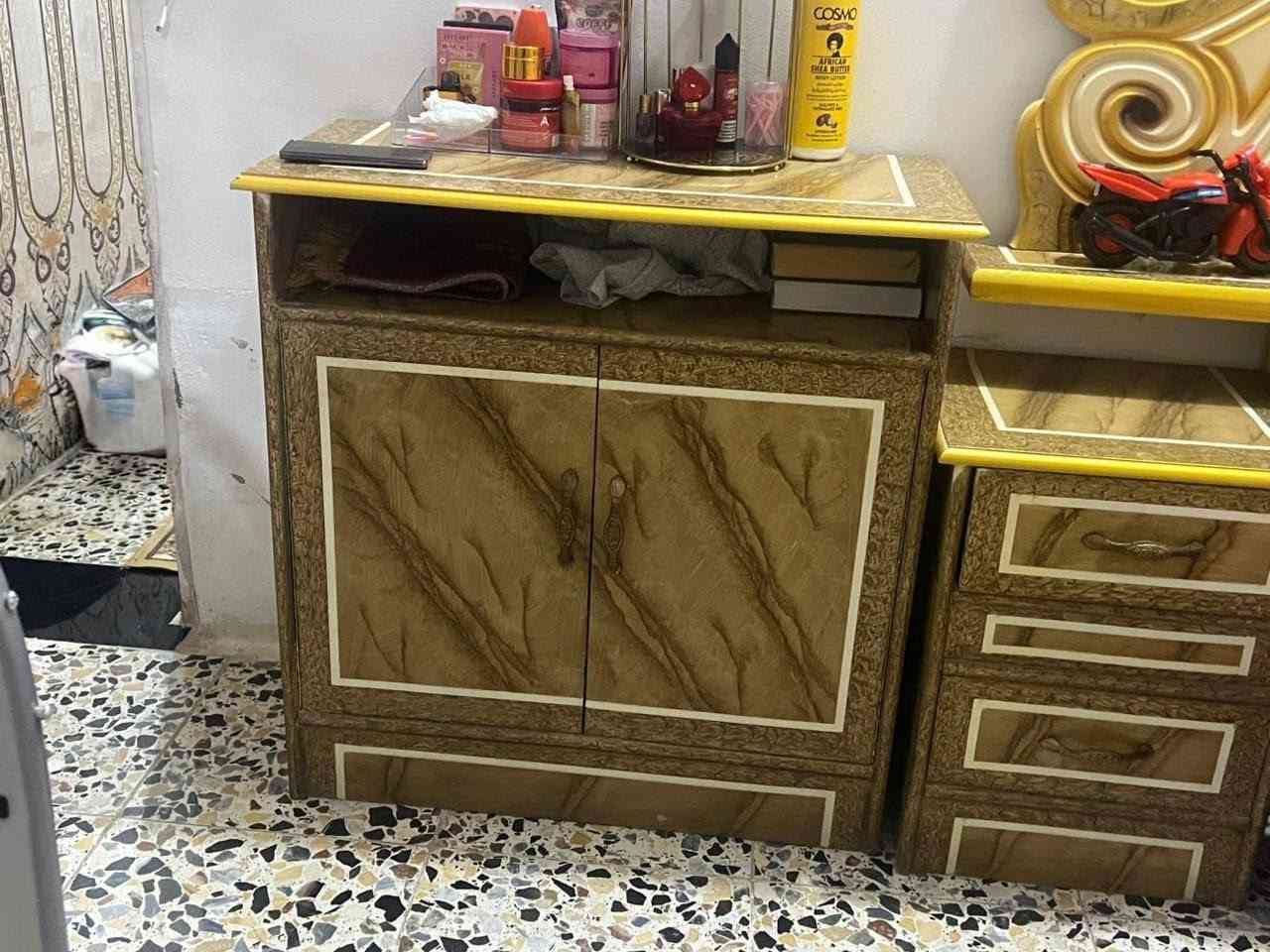 غرفة نوم صاج 6 ملم مستعملة بحالة ممتازة جداً ونظيفة!
​المواصفات:
​كُنتور 6 أبواب طابقين ملحق (خشب صاج 6 ملم متين).
​سرير (تخت) تصميم ضخم وجميل مع كادري.
​ميز تواليت (تسريحة) مع مرآة كبيرة.
​زاوية ملابس / خزانة إضافية بمرآة.
​كوميديات ملحقة جانبيات.
​ملحق/كوميدي إضافي للتحفيات والأغراض.
​الحالة: نظيفة جداً وخالية من أي عيوب أو كسور.
​السعر: 1,000,000 (مليون)
 وقابل للتفاوض البسيط.
العنوان كربلاء الامن الداخلي 
رقم الهاتف ***********
