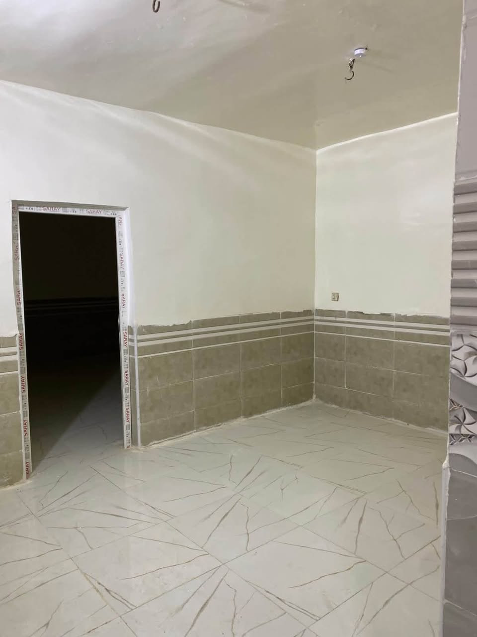 🏠 عرض خاص — نقد أو أقساط
 نوع العقار: بيت طابو زراعي (سند 25)
 المساحة: 100 متر مربع
 الأبعاد: الواجهة 7 متر × النزال 15 متر
 نوع البناء: بناء حديث طابوق
 العنوان: حي الجامعة - شارع الحولي - مقابل بيت المرمر
📌 تفاصيل الدار:
 غرفة نوم واحدة
 صالة
 مطبخ
 استقبال
 الدار جاهز للسكن فوراً
💰 الأسعار وطريقة الدفع:
 سعر النقد: 50
 سعر الأقساط: 55 (المقدمة: 25)
📞 للاستفسار والحجز:
يرجى الاتصال على الأرقام التالية (متوفر اتصال ومراسلة):
 ⁠***********⁠
 ⁠***********
