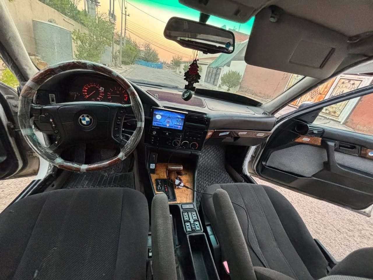 بئيم مو ديل ١٩٩١ ٥٢٥ فول موا سفا ت سي به رده بيلا دكا ميره  ترا كشن  ده بل جه كمه جه   فو رميكه كو شن بيلادي    ره قه مو سه نه وي نويه وه كا له وبه ناو كردن به شه رته    ته بريد له كه ل سولفي   سيا ره كه هي ده ستي خو مه   هه مو كيا ني به شه رته مو سو براوه به شه رته  بو ياغ عا منييه من به عا م ده يفرو شم بيشو بشتي كه بسه   سعري ٥٣ معا مه له  كي كه م بو زا نيا ري زيا تر *********** وا تسئا ب فا يبري له سه ره أربيل, العراق

