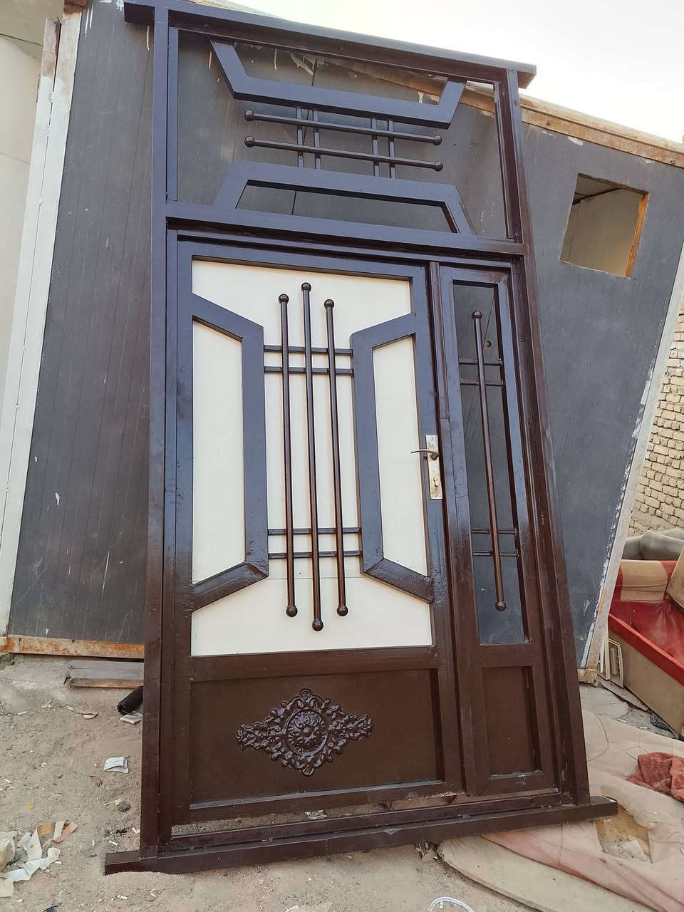 سلام عليكم باب للبيع الباب نضيف ومابيه خياس الباب جاهز جيب وشد الارتفاع 3متر والعرض متر ونص شراي بيه خير ويدلل ***********
