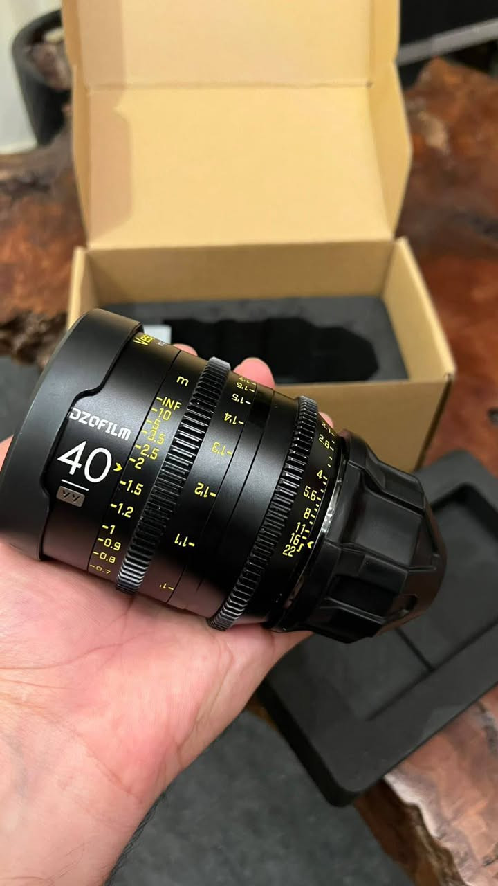 عدسة سينمائية للبيع شباب مستخدم ٣ مرات
> للبيع DZOFilm Vespid Prime 40mm T2.1
Cine Lens – Full Frame
فتحة T2.1، Manual Focus، فوكس 300°، فلتر 77mm، Gear 0.8 MOD، Front 80mm.
العدسة بحالة ممتازة + الكرتونة.

المواصفات بالتفصيل

DZOFilm Vespid Prime
البعد البؤري: 40mm
فتحة العدسة: T2.1 – T22
التغطية: Full Frame / VV
التركيز: Manual Focus
دوران الفوكس: حوالي 300°
أقرب مسافة فوكس: 0.6 متر
فلتر: 77mm
Front Diameter: 80mm
Iris: Manual
عدد شفرات الآيرس: 16
الوزن: حوالي 943 غرام

السعر مليون و ٤٠٠ الف وبيها مجال 
التواصل حصرا على رقم صاحبها
‏‪***********‬‏
