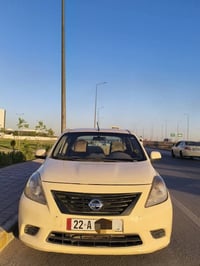 نیسان لەکشمیبای 2013 بیلاد سپی بەس جەمپێکی پشتەوەی هەیە و گێر تۆماتیکە...