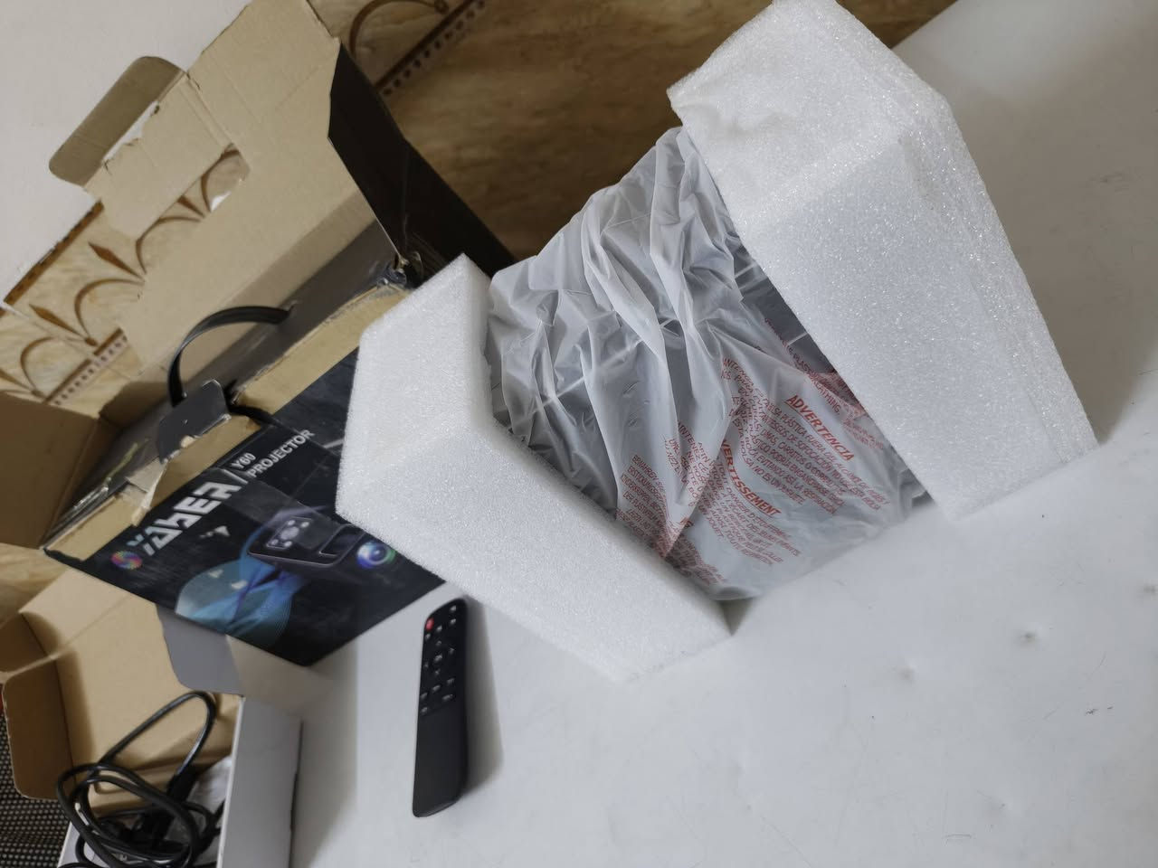 متاح جهاز العرض المنزلي (بروجكتر) من ماركة YABER طراز Y60 (المعروف بـ YABER Y60 Portable Projector).المواصفات الرئيسية: يدعم دقة عرض تصل إلى Full HD 1080P، ويدعم حجم عرض حتى 200 بوصة، ويتميز بسطوع عالٍ (حوالي 6000 لومن) لعرض واضح في الغرف المظلمة أو شبه المظلمة.المنافذ والاستخدام: يحتوي على منافذ متعددة مثل HDMI وUSB لتوصيل أجهزة الكمبيوتر، الهواتف، وأجهزة الألعاب، وهو مناسب للأفلام والعروض المنزلية. للتواصل خاص أو واتساب *********** ويوجد توصيل لكافة محافظات العراق
