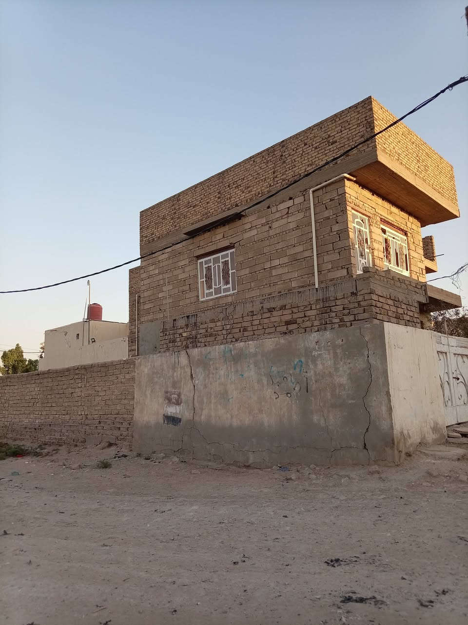 الدار للبيع
مساحة 200
 يحتوي على طابقين الطابق الاول مطبخ . استقبال . هول . 2غرف في الطابق الاول . صحيات داخلي خارجي . مضيف . حديقه .كراج
الطابق الثاني:
 صحيات . هول . 3 غرف
الموقع : الحله .طريق حله-نجف. مجاور معمل السرنجات . قرب جسر نادر
السعر مناسب للاستفسار الاتصال على الارقام:***********
***********
