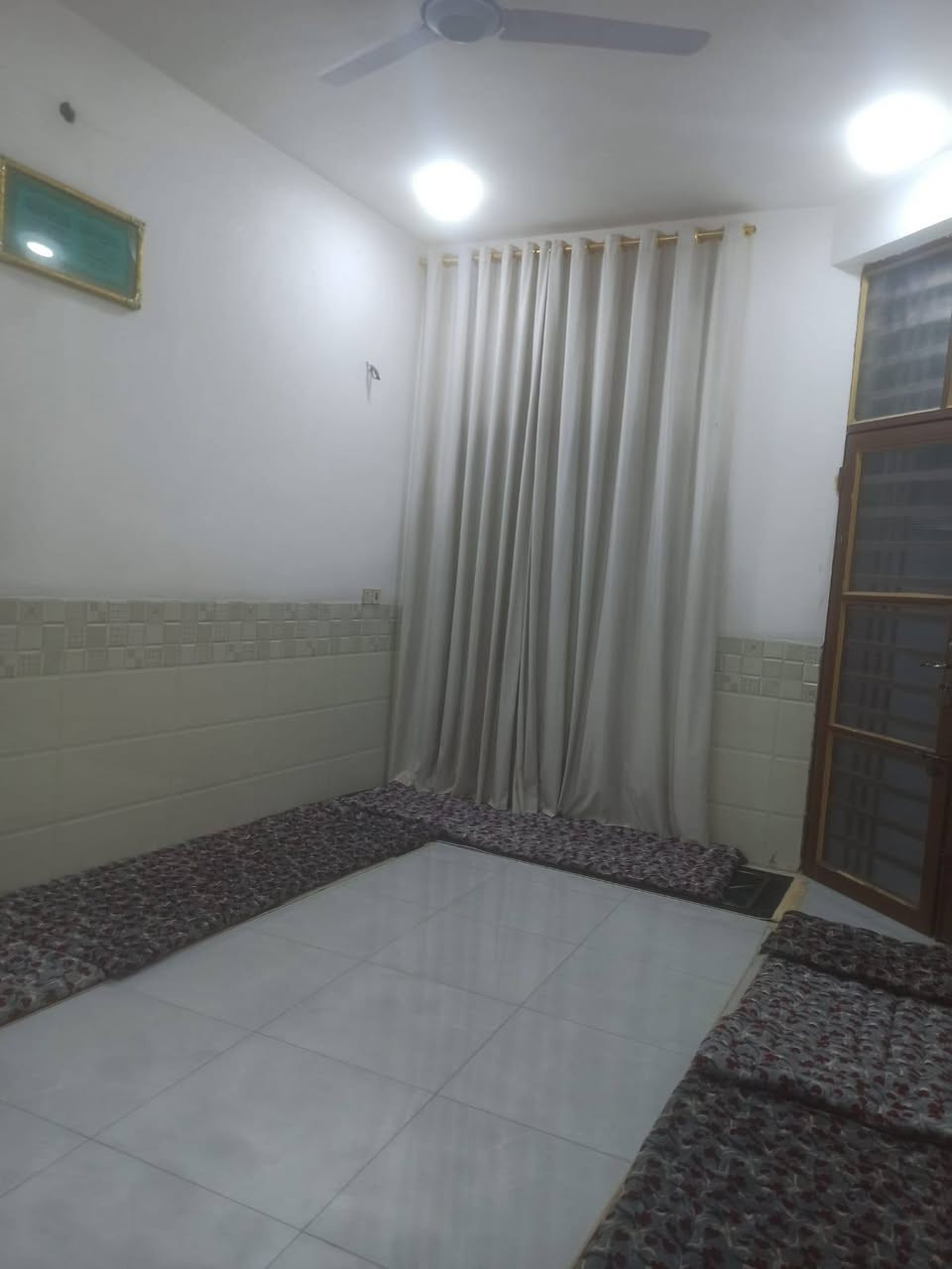 سلام عليكم
الدار للبيع 
المساحه /100
الواجهه / 5 
النزال/ 20

 بناء كامل حديث طابق واحد 
استقبال _ كلدور _ مطبخ بارد _ مطبخ حار _ غرفه نوم _ حمام _ صحيات خارجيه 

العنوان / كراغول شارع زين العابدين 
الاستفسار على الرقم. ***********
