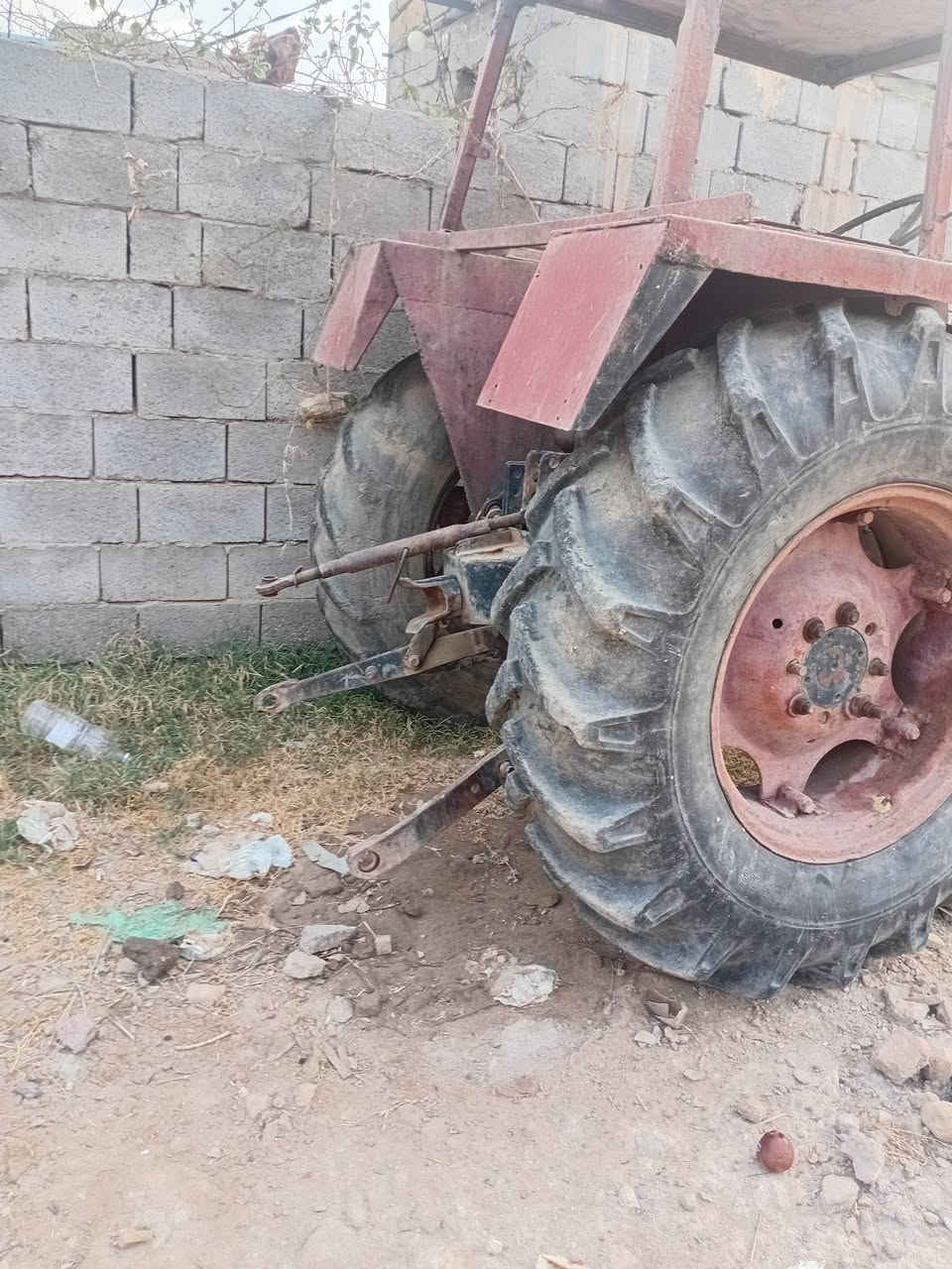 السلام عليكم. عنتر للبيع جاهزه محرك كير جهاز جيد نكره سلف داينمو شغال فدان سكندري بم جديده تخم نوزلات جدد لا تبخير  ولاتنقيص بيه تاير جديد واحد وثاني نص عمر صدر يحتاج تجفيت . المكان ميسان قلعة صالح. الاستفسار اكثر ع هذا الرقم ***********
