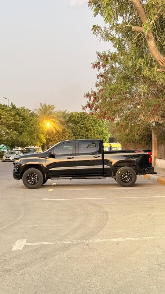 للبيع | شفروليه سلفرادو Z71 🔥
السيارة مصروف عليها ومتعوب عليها 
بنيد ZR2 مال 6200 
السيارة قابلة للتعديل والاضافات الشبابية
موديل 2023 Z71 Trail Boss
محرك 2.7 Turbo 4 اربعة سلندر
دشبول جديد شاشة متصلة كاملة مال تاهو
مري كهرباء 
دبل 4×4
مرفعة 3.5 انج
تايرات جبلي good year
تضليل بالسنوية كامل 80% 
3 بصمات ابواب وتشغيل سيارة بصمة وتشغيل عن بعد
تدفئة بالكشنات وبالستيرن
رادار امامي
وياها بصمتين السيارة ( ريموت ) بلادي 
السيارة ممشى امريكا 🇺🇸 مو العراق 
بعدها جديدة لوك مال جناي
مانع انزلاق
لايتات زنون و led 
السيارة بسمي تحميل مباشر شرط 
كشن كهرباء ٤ وضعيات
صندوق كهرباء
عداد 110,000 كم
السيارة نظيفة ومجهزة، جاهزة للاستخدام ما ناقصها كلشي ولا بيها مصرف ربع دينار

📍 بغداد
🇺🇸 وارد أمريكي، حادث 3 قطع
السيارة نظيفة جدًا ولا ينقصها أي مصرف، جاهزة من كل النواحي ✅

📞 ***********
💰 السعر: للجادين فقط الاتصال او واتساب

