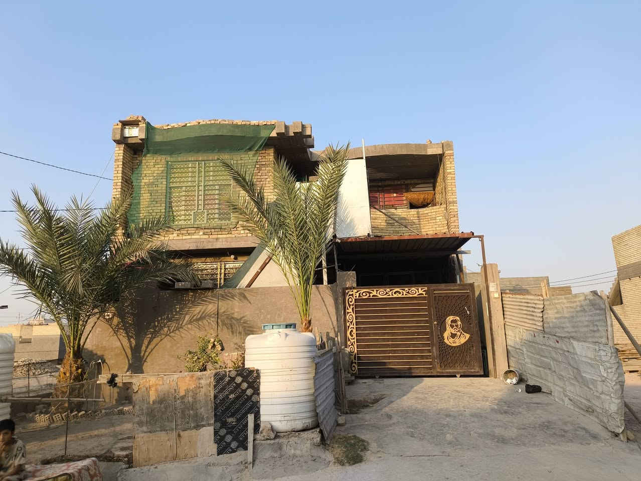 200متر طابقين بي 5غرف اثنين جوه و 3فوك ومطبخ واستقبال وصاله  الطابق الثاني يرادله ارضيه والجدار ملبوخ اسمنت والطابقه الاول كامل مكانه حي الجهاد سعره 160وقابل للتفاوض ***********
