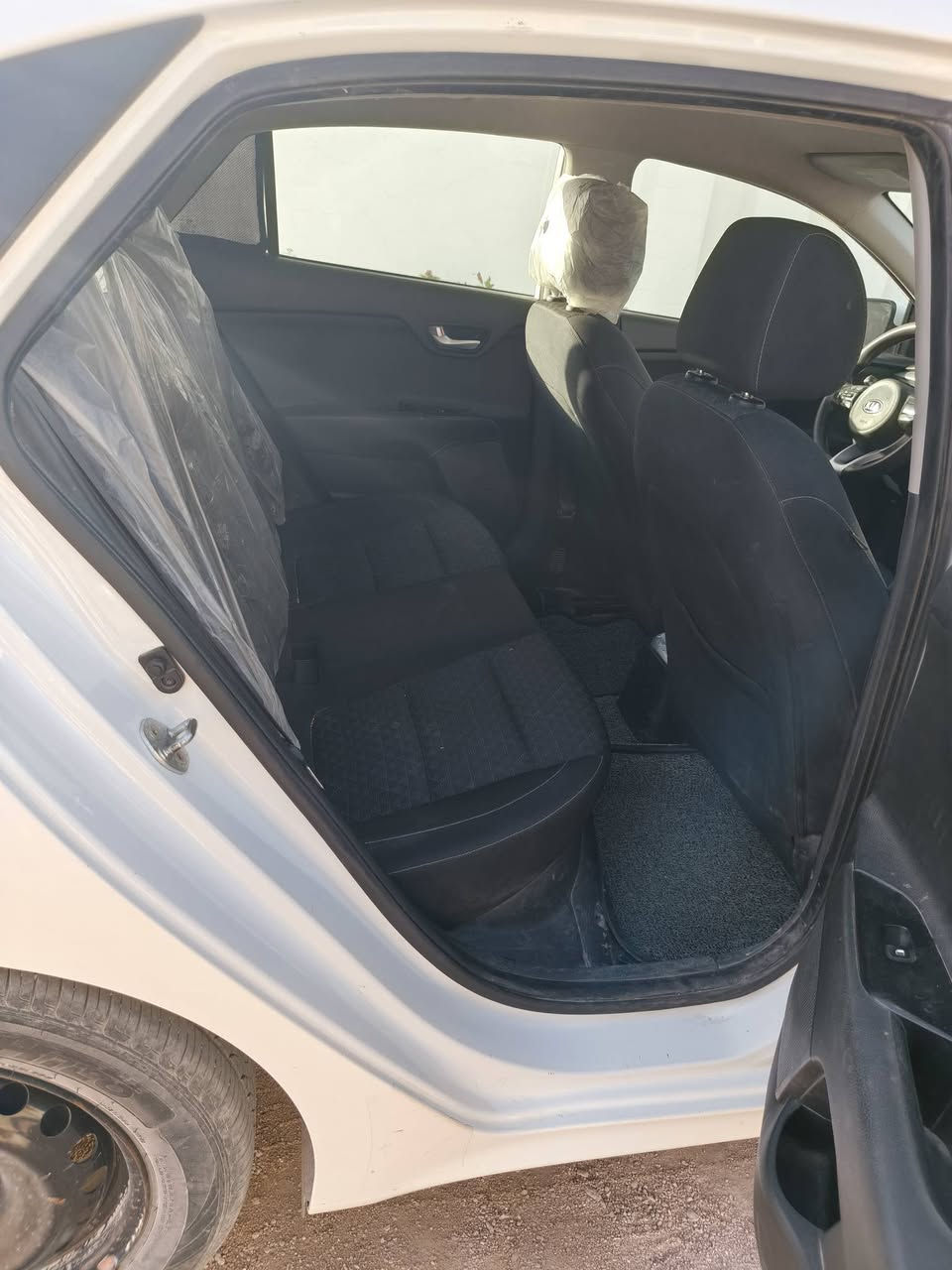 كيا ريو موديل 2021 للبيع محرك 1600 وارد أمريكي حادثهه قبق الجنطه وأطراف جملغات الخلفي   ماشيه 92 السعر 110وبي مجال لتواصل ع رقم ***********
