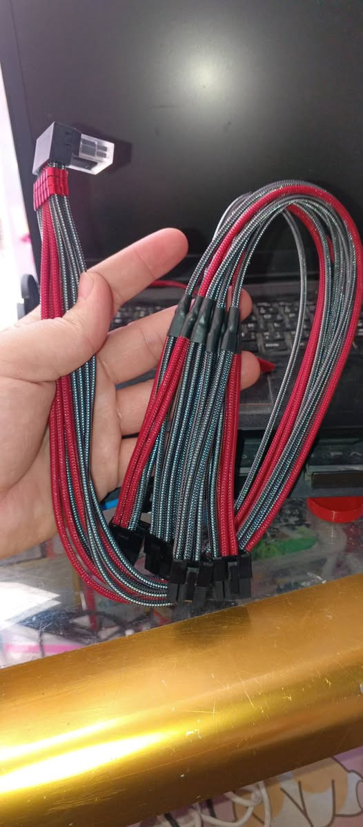 للبيع كابل كيبل مود (CableMod) الأصلي الاحترافي الخاص بتغذية كروت الشاشة الحديثة، نظيف جداً وبحالة ممتازة!
​✨ المواصفات والتفاصيل:
​النوع: CableMod 12V-2x6 / 12VHPWR (16-Pin / 12+4) بزاوية 90 درجة (تسليك مرتب وأمان عالي لمنع الانحناء والحرارة).
​التوصيل: تحويل من 16-Pin إلى 4x 8-Pin PCIe.
​الشكل: كابل مفصل قماش (Sleeved) باللونين الأحمر والرمادي الجذاب لترتيب الكيس والـ Cable Management.
​الحالة: نظيف جداً وتعمل كامل المنظومة بكفاءة ممتازة.
​💰 السعر: 20,000 دينار عراقي فقط (سعر الجديد منه يتجاوز الـ 50 ألف دينار).

 يتوفر توصيل ***********
