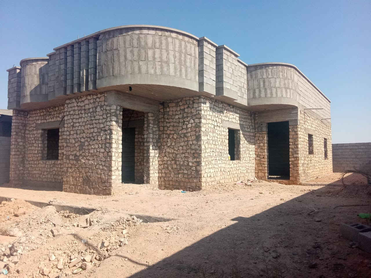 بيت البيع القائم حي المين يم معمل بيت شدهان مساحه 400 يتكون قرفتين ومطبخ وصحيات داخل وخارج وهول وديوانيه وديوانيه وكندور شراي يتواصل عرقم ***********

