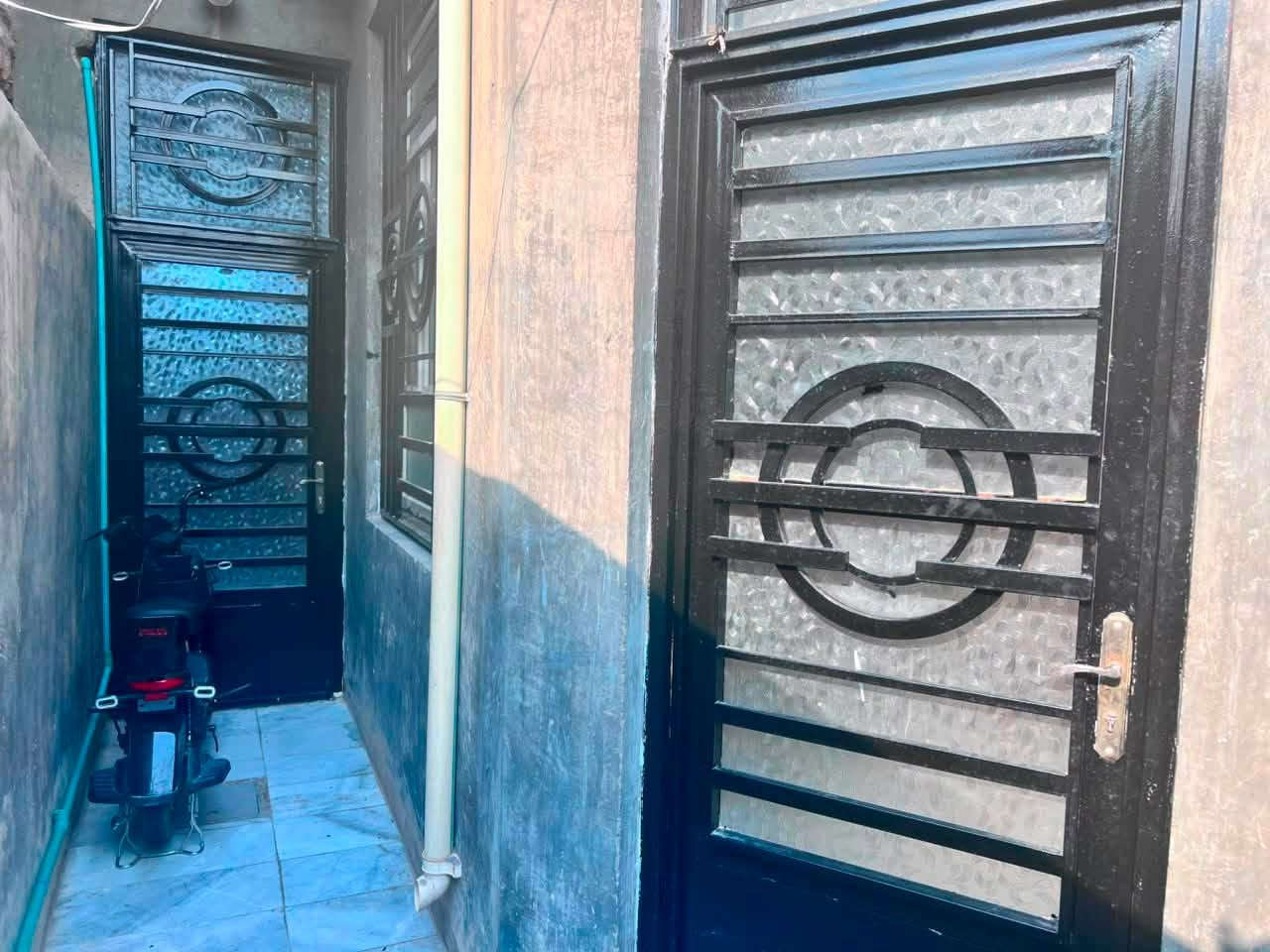 بيت للبيع – كربلاء حي الرسالة

🏠 بيت للبيع في كربلاء المقدسة – حي الرسالة

📍 العنوان: حي الرسالة، قرب مستشفى الولادة وقرب الساحة.

📐 المساحة: 100 م²
🏗️ البناء: حديث، طابق واحد، صب مسلح.

✨ يحتوي على: ارضيه مرمر رتفاع سقف 3 م

• استقبال
• صالة
• مطبخ
• صحيات عدد 2
• غرفة كبيرة

💰 السعر: 70 مليون نقداً، قابل للتفاوض.
🏦 المبادرة: 88 مليون، والقسط للمصرف العقاري 438 ألف شهرياً.

📌 البيت يباع تطلّوعة وموقعه مميز جداً.***********
***********
