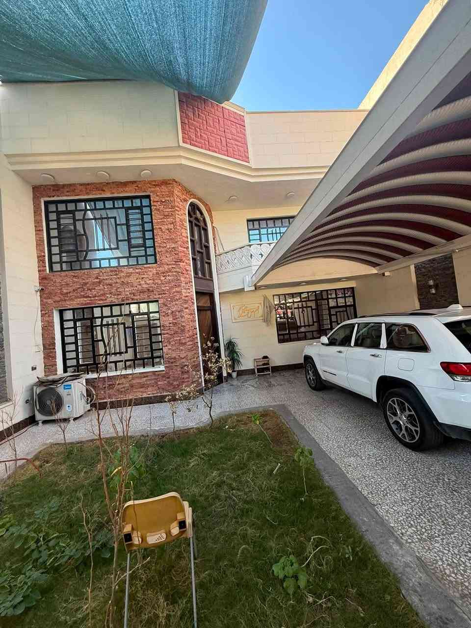 السلام عليكم 

البيع منزل 🏠 
عقار مساحه 275 متر واجه 10 نزال 27.5 بناء 2015 ومحدث جديد جاهز هسه كملته يحتوي ع الطابق الأول الارضي ع 
استقبال و مطبخ وصاله كبيره وغرف عداد 2نوم وصحيات وترك خلفي ومنور في الصاله ومنو في المطبخ 
والطابق الثاني يحتوي ع غرف عداد3 نوم وصاله وصحيات 

مكان مشتل شارع الزيدي 
رقمي
 ***********
