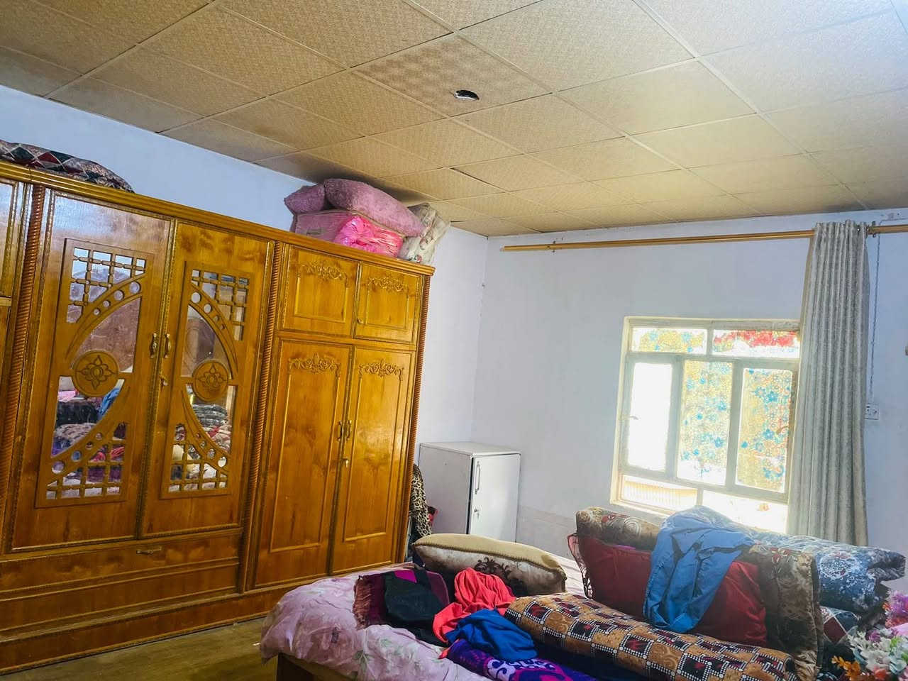 بيت للبيع بحي سكينة 
مساحة 240 م² 
يحتوي على غرفتين نوم وصالة واستقبال ومطبخ
السقف عگادة
بيت مرتب وجاهز للسكن 
مكتب دلالية أرض كوثى 
***********
