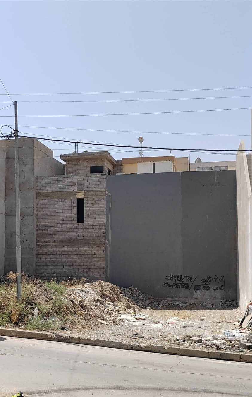 أرض للبيع في حي المزارع
المساحة ٣٣٨ الواجهة ١٧م
نصف الأرض للبيع
الارض تبعد عن شارع العام ٢٠٠م
شارع تبليط
أمام الأرض مساحة خضراء
 ملك صرف سند طابو بأسم صاحب الأرض 
 للإستفسار الإتصال
***********
