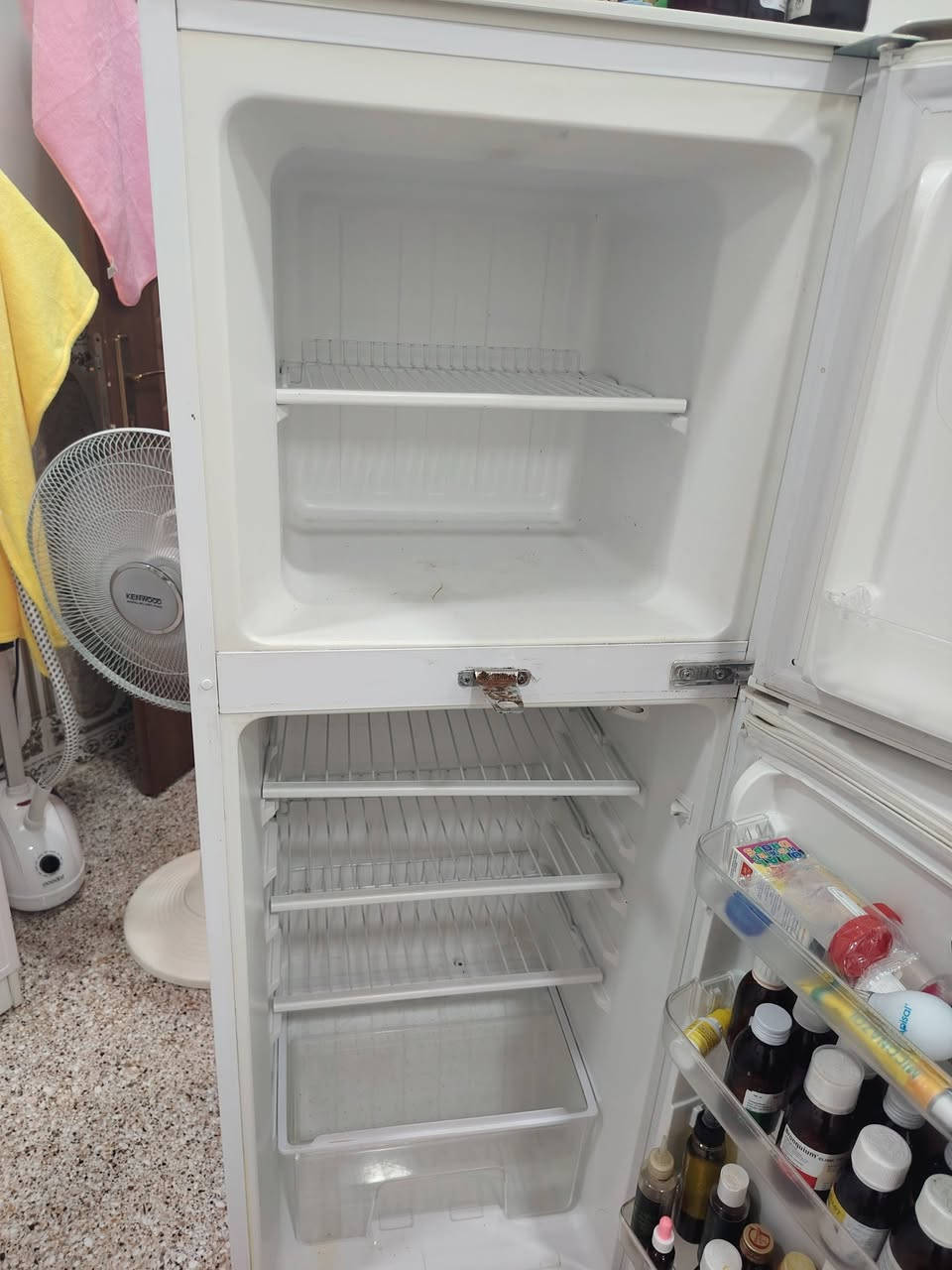 للبيع ثلاجه فول نظافة بس عاطلة مااعرف شنو العطل ***********

