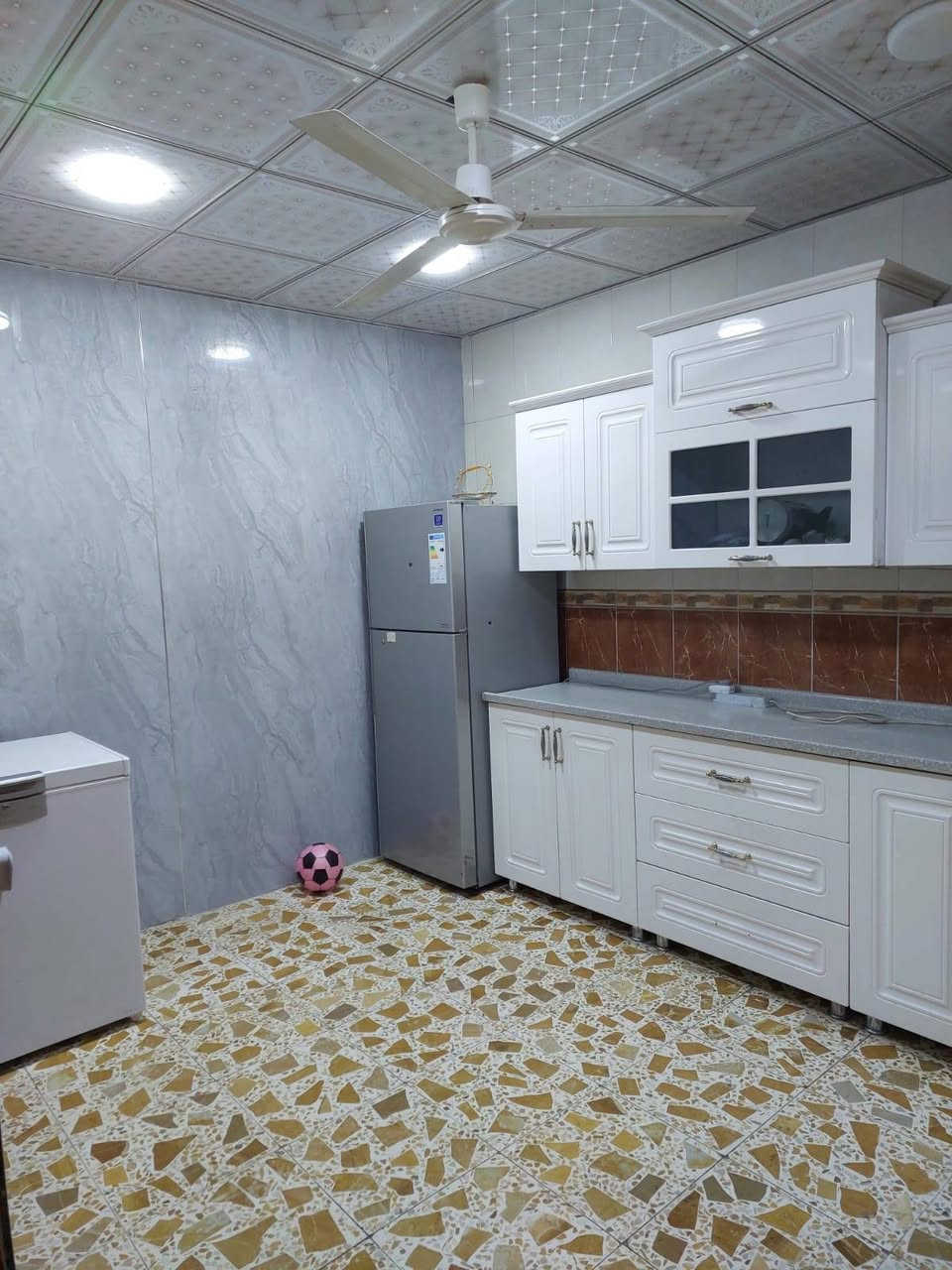 السلام عليكم بيت للبيع نزال يم جامع عبد العزيز المساحه 200 طابقين السعر 190 الشارع 12 تواصل بالرقم *********** ***********

