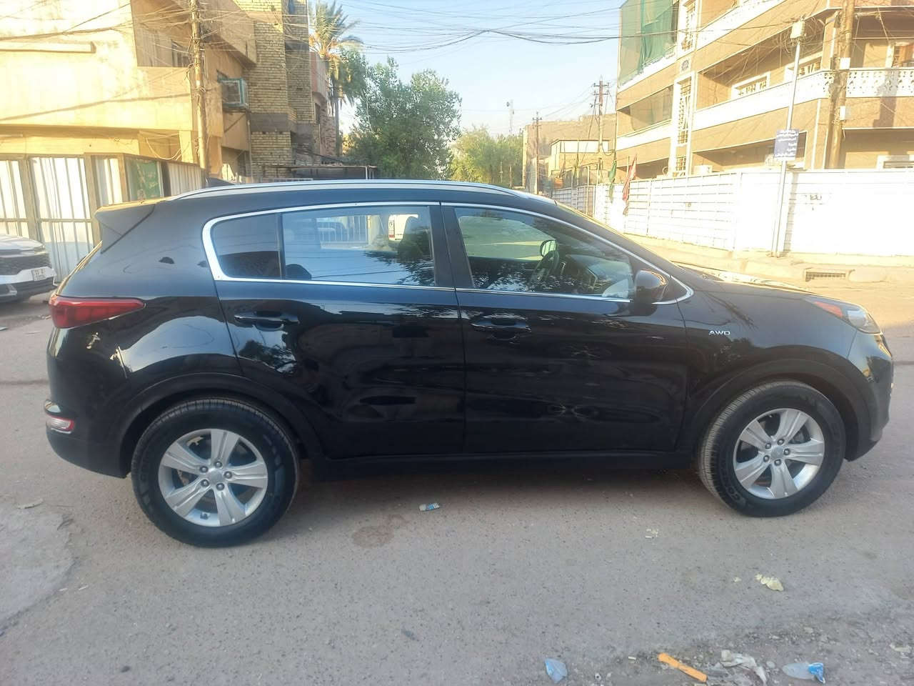 السلام عليكم ... *********** 
سبورتج موديل ١٧ وارد امريكي حادثها طخات ومصبوغة ٤ قطع بيها ونص (بابين وجاملغ خلفي جهة السايق وباب الجنطة ونص الجاملغ الخلفي عكس السايق) صور الحادث بالمنشور . ماشية ٨٩ الف ميل مكينة كير حدادية تايرات بحالة الوكالة بدون فتح بدون اي نقص ....

مواصفاتها .... كشن السايق كهرباء . كشنات هيتر . فور ويل . مود درايف . شاشة وكامرة . تحكمات وكروز سرعة . تبريد قطعتين . مكينة ٢٤٠٠ GDI .

السعر ١١٨ ورقة مكانها بغداد حي اور .
*********** .........................
