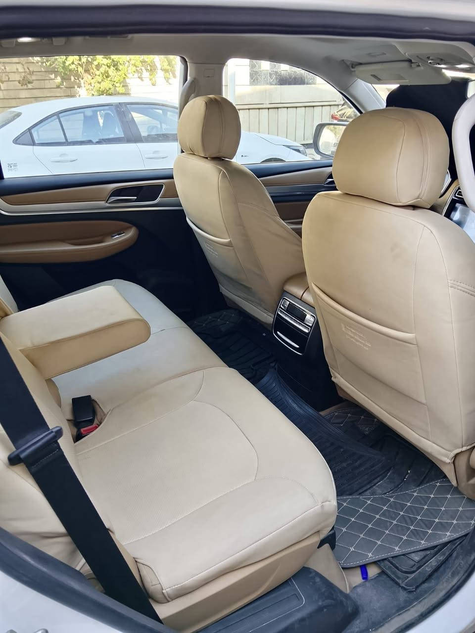 MG RX8
Comfort 
                                                                        2021
عداد  :  75.000 KM 

جميع صيانتها ضمن الشركه 
 
مكفوله كفاله عامه ما عدى الضرر الموضح في الصوره في الصندوق يتصلح بارد  وايضا الشباك الامامي السفلي في خلاف ذالك السياره مكفوله 
________________________________________________
موصفات:  
بنوراما 
بصمه 
شاشه
كامره
حساسات اماميه وخلفيه 
تحكم مقود 
Apple CarPlay و Android Auto 
7 راكب
3 قطع تبريد السعر 
________________________________________________
مكان السياره بغداد 
والسعر 22.000 مليون وبيها مجال 

للتصال:  ***********

