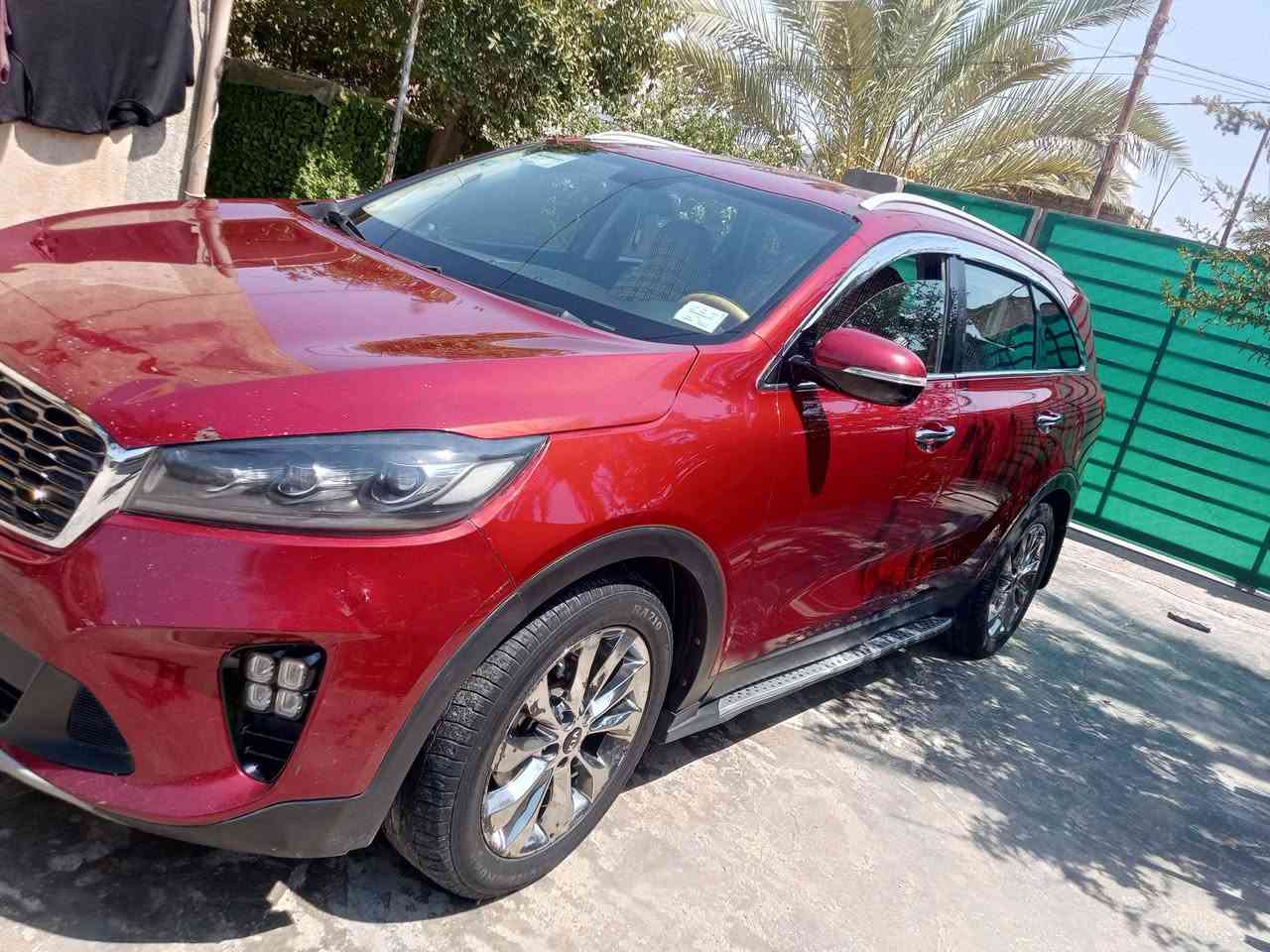 سورنتو 2019سياره حلوه  وارد امريكي بيها بنيد مبدل بدون دواخل بدون ايرباك وبيها  رصعات بسيطه موظحه بسونار وبيها  عته سبب تورابين مال كير ***********
