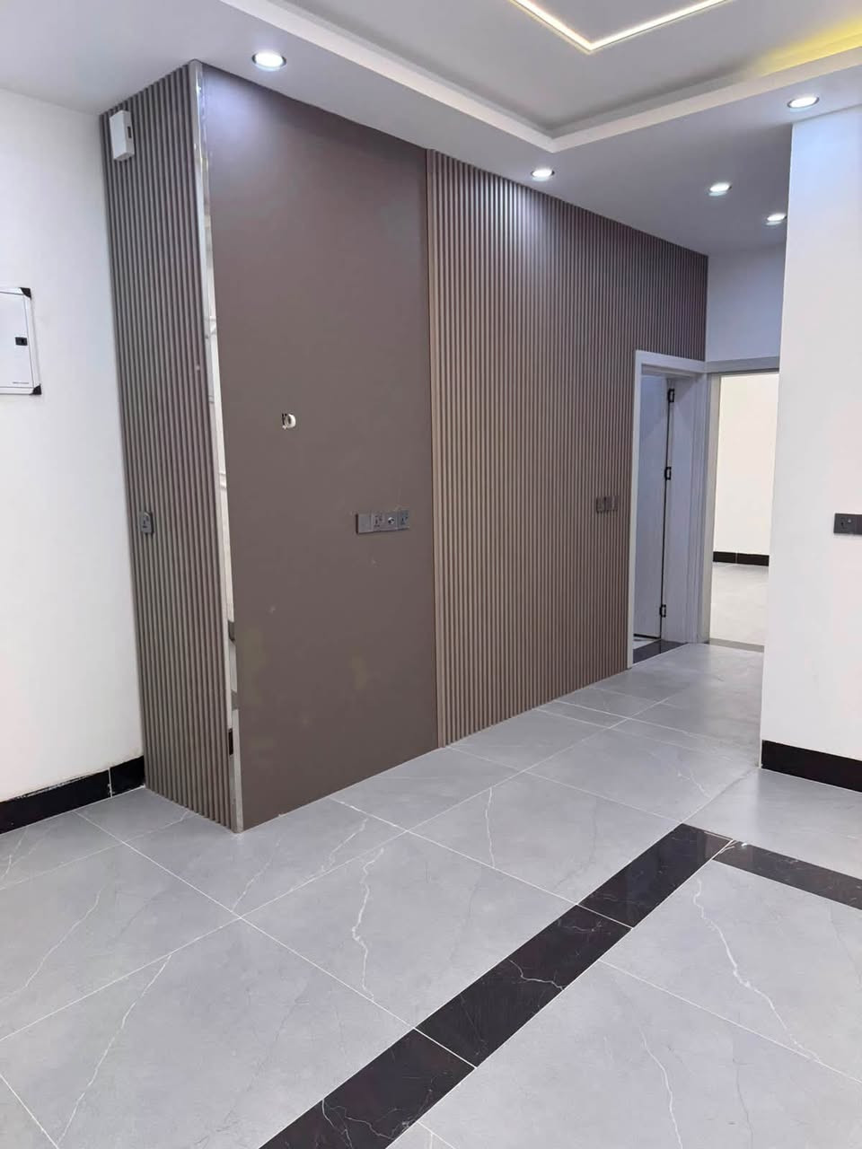 🏠دار صفر بناء حديث
   موقع مميز للبيع
~~~~~~~~~~~
البيت فول فول✔️
نظام دكت سقف مغربي✔️
دبل جام المنيوم✔️
~~~~~~~~~~~
طابو ملك صرف✏️📋
~~~~~~~~~~~
📐المساحه:150 
📐الواجهة :-7.5

~~~~~~~~~~~
📍الموقع : حي المعلمين مقابل جامع الفتح 

~~~~~~~~~~~
💸السعر :علق تم يوصل السعر
~~~~~~~~~~~
يحتوي الطابق الاول على:-
 غرفتين نوم + استقبال + هول + مطبخ حار بارد + الترك + كراج + حديقة 
~~~~~~~~~~~
يحتوي الطابق الثاني على:-
هول +صحيات + 
غرفتين نوم:
~~~~~~~~~~~
~~~~~~~~~~~
للاستفسار اكثر الاتصال على
***********📱
~~~~~~~~~~~
نستقبل جميع العروض 
🏠السكنيه  🏛️التجاريه
مكتب عدن بدايه سايدين عدن مقابل مجمع جوهره
