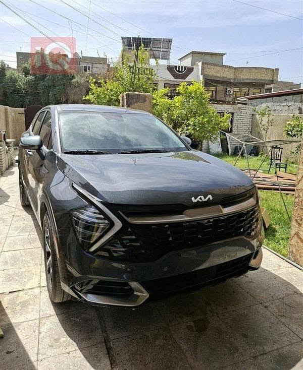 للبيع: كيا سبورتاج 2025 - فئة EX (نص فول)
​الموديل: 2025
​سعة المحرك: 2500 cc (2.5L)
​الممشى (العداد): 23,000 كم
​اللون: نفطي
​حالة البودي: بدون صبغ نهائياً
​حالة الحادث: كلين، حادث بسيط جداً (دعامية فقط)، بدون أضرار داخلية، والأيرباكات سليمة ومكفولة بالكامل.
​أبرز المواصفات والتجهيزات:
​السقف: قمارة حديد (بدون بانوراما)
​نظام الأمان والرادار: رادار أمامي + رادار جانبي (نقاط كوراء)
​نظام الفرامل والتوقف: سايد بريك بصمة (إلكتروني) مع خاصية التوقف التلقائي (Auto Hold)
​المقاعد والراحة: كشنات تدفئة
​مساعدات القيادة: نظام المساعدة على نزول المنحدرات (DBC)
​التكنولوجيا والترفيه: بصمة تشغيل ودخول ذكي، تشغيل عن بعد، شاشة لمس، كاميرا خلفية مع حساسات ركن
​التحكم والإضاءة: تحكم ستيرن كامل، مثبت سرعة، وضعيات قيادة متعددة، إضاءة LED
​السعر المطلوب: 210 ورقة ($21,000)
​المكان: بغداد - جكوك
​للتواصل والاستفسار: *********** بغداد, العراق
