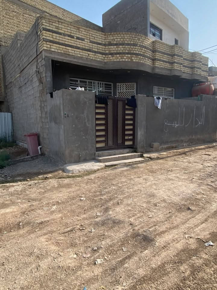 السلام عليكم بيت للبيع مساحة ١٠٠ مربع قاطين 
العنوان مقابل جامع الإمام علي يبعد عن الشارع العام ٦٠ متر
الاتصال على الرقم ***********
السعر خاص وبيكم خير وتدللون
