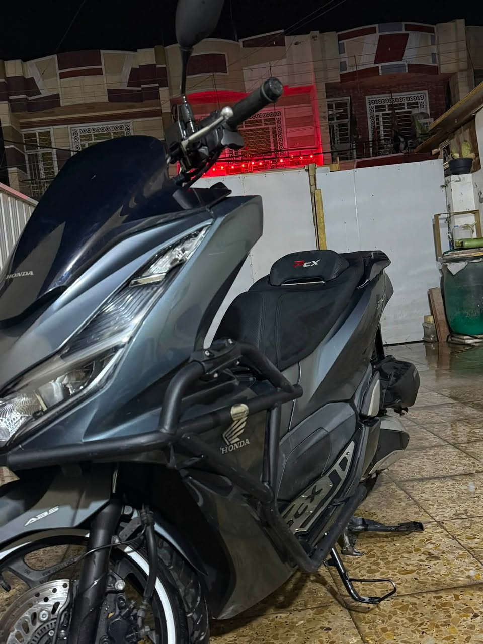 السلام عليكم دراجه pcx جيل الرابع وارد كوري
لون رصاصي دراجه نضيفه مكفوله كفاله عامه كفر ومكينه
برغي ممفتوح  بيهه على وضعه من اخذتهه لحد هسه 
شادلهه كشن مال باله اصلي ودرع اصلي (sss) بس الكشن والدرع ماخذهن ب٣٠٠  دراجه ربع متذب عليهه مكفوله من الزلغ 
سعرهه ٣ ملايين و٢٠٠  وبيهه الي يشوفهه غاليه كلشي موجود بالسوك مكاني بغداد الشعب ***********
