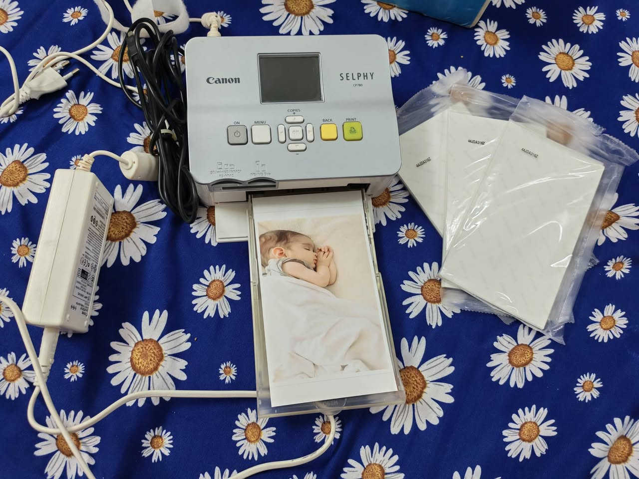 السلام عليكم
للبيع Canon SELPHY CP780 📸
طابعة صور احترافية بتقنية Dye-Sublimation، تعطي صورًا بجودة عالية ومقاومة للماء والخدوش.
المواصفات:
طباعة صور 10×15 سم خلال حوالي 47 ثانية.
شاشة LCD ملونة 2.5 بوصة.
تدعم الطباعة من بطاقات الذاكرة وUSB.
ألوان ثابتة وجودة مختبرات التصوير.
سهلة الاستخدام ومناسبة  للاستخدام المنزلي.
الحالة: مستعملة قليل كلش ونظيفة. الملحقات: الشاحن ودرج الورق  والورق 
السعر: 75 الف 
📩 للاستفسار أو التواصل عبر الخاص.
الهاتف : *********** 
بغداد _ البلديات
