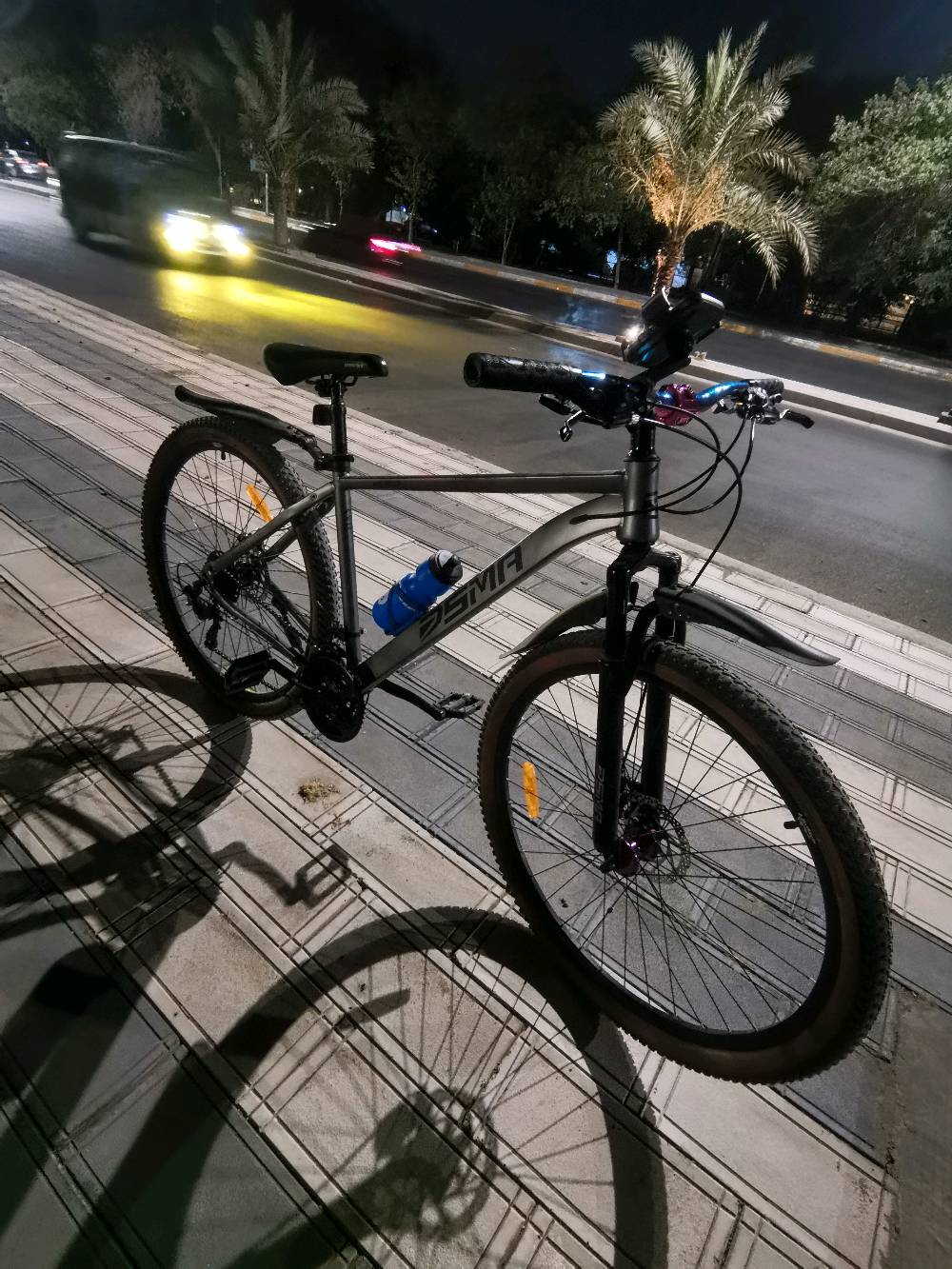 بايسكل جبلي حجم 29 للبيع مثل ما موضح كدامكم نضافه فول
تاير عريض البلادي مالته دبل امامي ممتاز ما مبنچر ولا مره وكل غراضه بلاديه

بي ضرر بس باللاستيگ مال يده
والمعدن مالته حديد اخذته من الصدريه جديد لوك رايده 160000