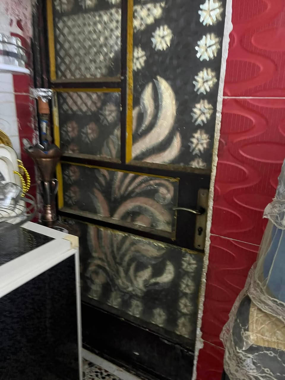 السلام عليكم للبيع بيت في الزعفرانيه دور الشرطه على الشارع العام تجاري مقابيل صورة الامام علي زراعي ملك صرف مساحه ١٥٠ متر يحتوي على  غرفه بل طابق الاول والثاني ويحتوي على استقبال بل طابق الاول وممر كعدة بل طابق الاول وثاني ويحتوي على حمام بل طابق الاول والثاني ويحتوي على ترك من ضمن المطبخ مع محل من ضمن البيت احنه مأجري صيدليه لناس تردون تبقو وتاخذون اجار الكم تردون تطلعوهم بكيفكم السعر ١٦٠  وبي مجال للتواصل ع هذا الرقم ***********
