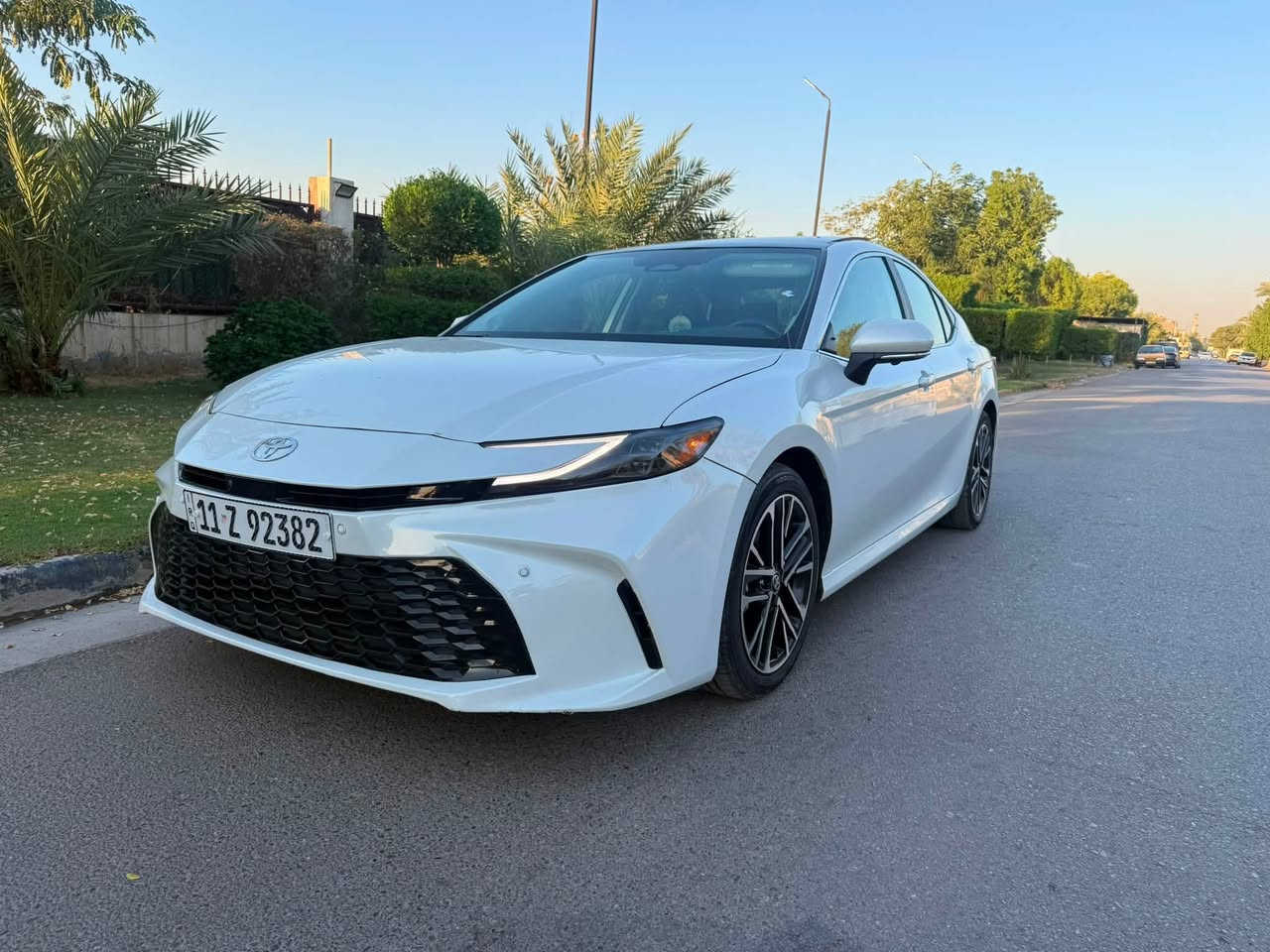 السلام عليكم 

كامري هايبرد 

وارد امريكي

‏xle 2025 
‏1/1 فول الفول
مكينة 2500
ماشيه 16 الف 
بانوراما سقف كامرات عدد 4 محيطية هيد دسبلاي عالجامة الامامية

سستم صوت 9 سماعات ودمام خلفي JBL
كشنات امامية تبريد + تدفئة 
حساسات اماميه وخلفية وحساس تايرات
كشافات اماميه 

 رادار امامي 
نقط عمياء جانبية رادارات خلفيه
لايتات امامي وخلفي لد مري كهرباء

دخول ذكي بدون بصمة 
بصمة تشغيل وصندوك 
تشغيل بصمة وتشغيل عن بعد ابواب بصمة
ترحيب من تقترب للسياره 

قيادة اليه كروز مثبت سرعة
لايت امامي اوتو  3 انظمة قيادة ايكو نورمال سبورت سايد بريك بصمة 

شاشة كبيرة  تبريد بيانو 
قطعتين تبريد  كشنات اماميه كهرباء 
لدات بالدشبول والبوب 

شاشة لمس مع عرض الاعطال
اوتو هولد نظام استشعار البريك التلقائي
‏CarPlay /بلوتوث/ اواكس

وباقي المواصفات المعروفة

حادث تعديل بارد بلبنيد 

مواصفات السيارة فول الفول اعلى فئه
السعر 265$
مكان السيارة بغداد حي الجامعه 
تلفون  ***********
