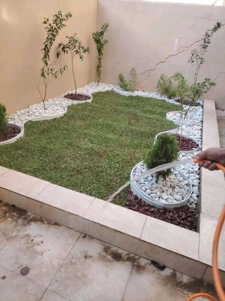 محمد ديكورات الحدائق وادامه الحديقه قص ثيل وتقليم الشجار يوجد لدي ثيل وطين وزميج القاسم *********** 
اسعار مناسبه. ***********
