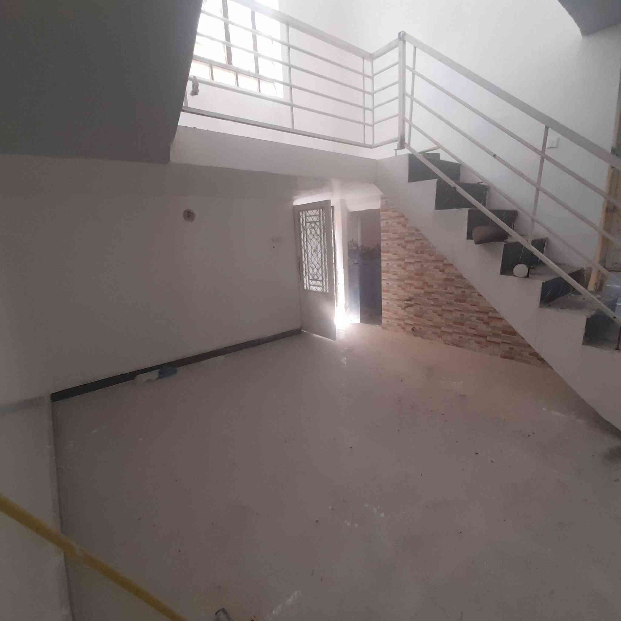 السلام عليكم بيت طابو صرف مساحه ١٥٠ وجه ١٠ والنزال ١٥ تطلعوعه ٣٠ والباقي ٩٥ للدوله تسديد ابو غرق حي المرتضى غرفتين نوم وحده جوه وحده فوك بيت بناء ٢٠١٨ تستلم بيت كامل للاتصال او ستفسار مرجعه مكتب الوارث 
***********
***********
