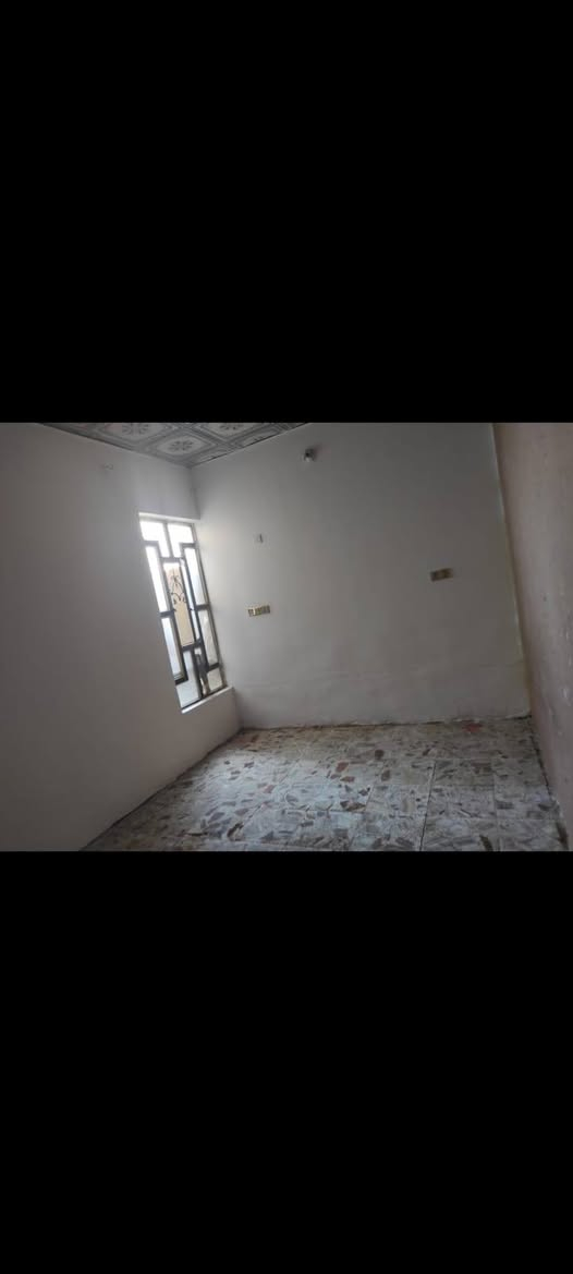 دار للاريجار 150 متر غرفه وصاله و استقبال و مكشوفه و تخاريج عدد 2 شارع المطار القديم مقابل حداديه حسين العيساوي ايجاره 250
***********
