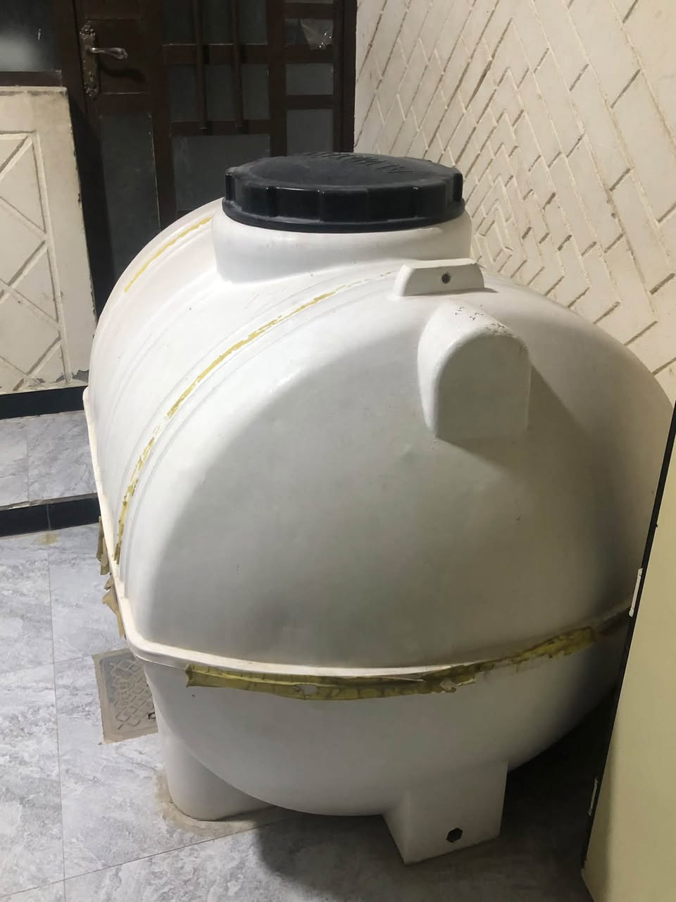 تانكي للبيع جديد مستخدم شهرين فقط سعه 1000L كامل بس تشده حتى قفل ويا ***********
