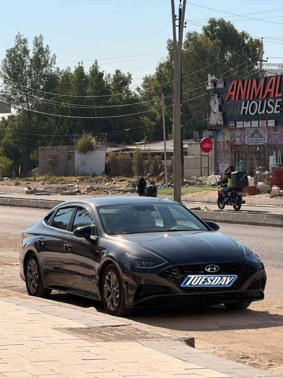 السلام عليكم , سوناتا 2022 للبيع 142$
محرك 2.5L Smartstream – اقتصادي وقوي  

كير أوتوماتيك 8 سرعات  

السيارة نظيفة جدًا واستعمال شخصي، محافظ عليها بشكل مستمر 

الممشى: 107الف كم (مو مايل)  

الفئة: SEL (مواصفات حلوة ومريحة)  

الحادث: جانبي (3 قطع) ومرفق بالصور  

خالية من أي مشاكل ميكانيكية أو كهربائية  

المكيف ثلج ❄️  

 الشاصي والدواخل + الايرباك كفالة  

 كلشي شغال 100%  

🛞 السيارة عليها تخم تايرات جديد نوع PRINX تايلندي درجة أولى  

✅ السيارة جاهزة للفحص بأي مكان تختاره

*********** واتساب

نص مكتوب في الصور:
- TUESDAY