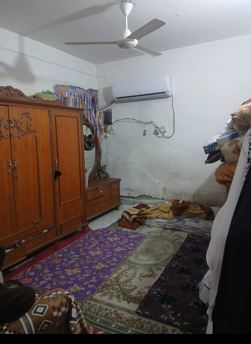 السلام عليكم دار للبيع المساحة ١٠٠ متر بالميلاد قرب مدرسة أبو الفضل خلف السوك قرب شارع الجنة عامود ١٠٢ يحتوي على غرفه واستقبال وصاله وحمام  و تواليت مفصولات ومطبخ وبيتونه بناء قديم بس نظيف جاهز للسكن سعره ب٨٠ وبي مجال الشراي هذه رقمي واتساب وخط موجود ***********
