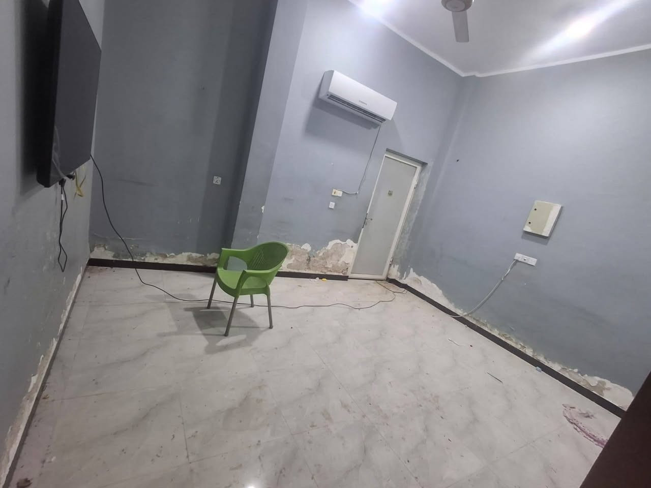 تحية طيبة لمتابعينا الكرام، تعلن عن توفر شقة للإيجار في حي الصدر، مقابل مدرسة اقرأ. الشقة أرضية ونظيفة جداً، وتتكون من: غرفتا نوم صالة مطبخ صحيات تهوية كما تحتوي الشقة على عدد 2 سبلت، وبلازما، وطباخ. الإيجار الشهري: 400 ألف دينار عراقي، شامل الماء والكهرباء. للاستفسار، يرجى مراجعة مكتب أبو سلام للعقارات، سماوة، حي الصدر، قرب فلكة الساعة، مقابل المطعم. للتواصل: اتصال: *********** واتساب: ***********
