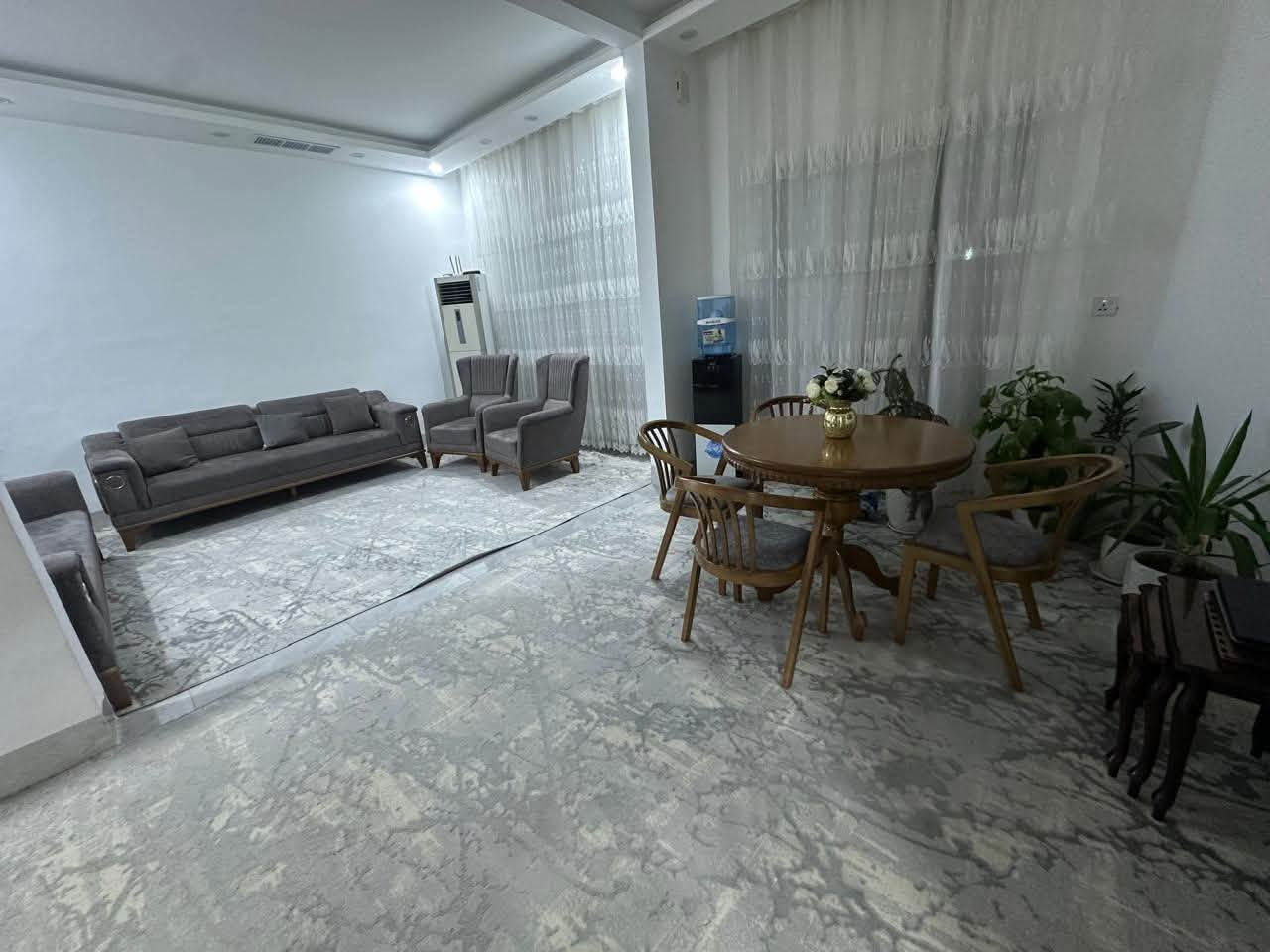🏠 بيت للبيع – موقع مميز

📍 خلف مجمع كاردن ستي، قريب من مرطبات السيد – طريق بغداد.

📐 المساحة: 100 متر مربع

يتكون من:
• 4 غرف نوم
• صالة مفتوحة
• مطبخ
• غرفتين سويت
• 3 حمامات

📞 للاستفسار: ***********
