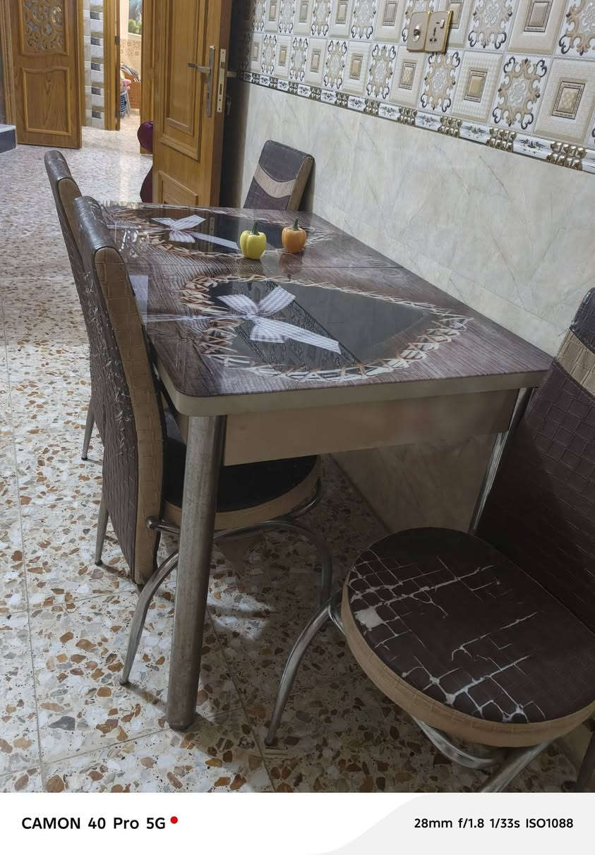 ميز طعام • نضيف • مكانه شاوي