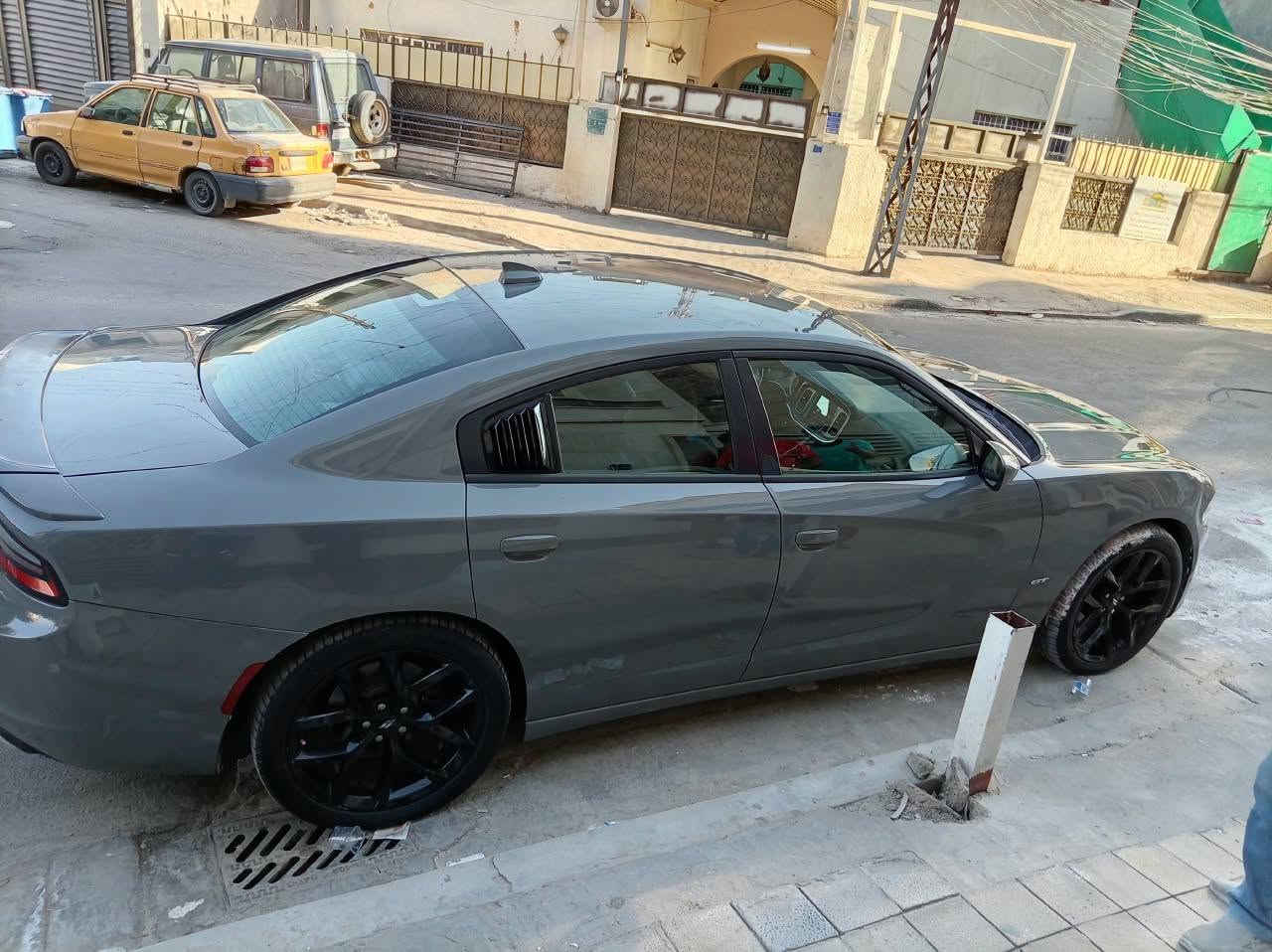 السلام عليكم .اعاده النشر بسبب الوعود الكاذبه (جارجر gt موديل2018)
محرك 3600 كفاله عامه من التبديل والصبغ .
لون اسمنتي رقم اربيل وكاله او تحويل حسب رغبة المشتري مواصفات معروفه  فور ويل ستيرن كهربائي محدد سرعه تلفون بلوتوث شاشه حجم كبير كاميرا خلفيه شفتات ستيرن تشغيل عن بعد .
مكان بغداد السعر183$ للاستفسار اكثر الاتصال على الرقم ***********
