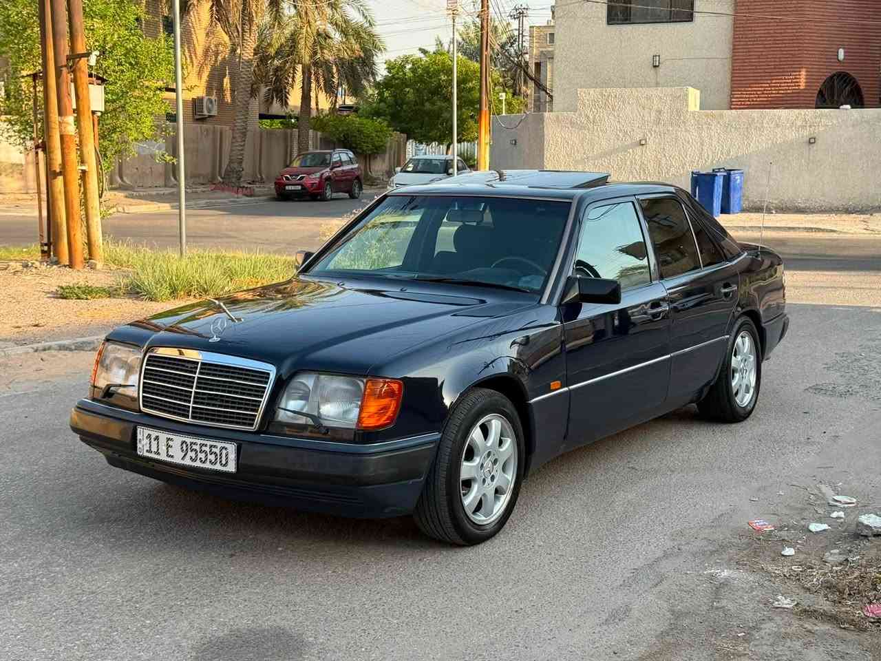 مرسيدس دب E300 سته سلندر موديل 1991 اللون نيلي حبري
صبغ عام للجماليه بدون حادث ،، قواعد دبل بلاديه
فول مواصفات كشن كهرباء ، ستيرن كهرباء ،، برده كهرباء ،
فتحه سقف ،، محرك وكير بلاد ومكفولات صدر امامي خلفي جديد ،، تبريد شغال ،، كل كهربائياتها بلاديه وشغاله 
السياره كلش معتنين بيها وكلش جديده ،، المكان بغداد حي الجامعه ،، رقم بغداد مميز وبأسمي ،، السعر 75 ورقه
***********
