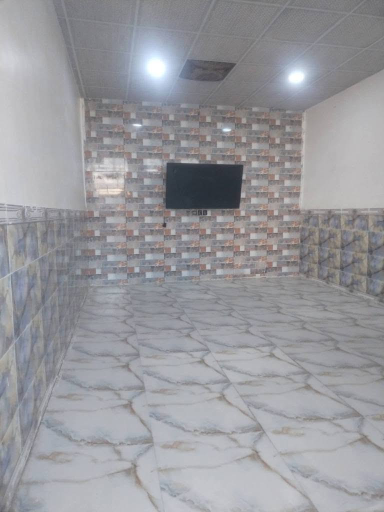 بيت على طريق السنية ديوانية 
يبعد عن طريق الزوار 75 متر
المساحة 160 متر تبليط بالباب كما موضح في الصوره خدمات كاملة يحتوي البيت على غرفتين وصالة واستقبال ومطبخ وصحيات وطارمه البيت كله سيراميك وسقوف ثانويه يتحول البيت ثاني يوم بأسمك يحتوي على برج انترنت يعني الانترنت مجاني إضافة إلى مبلغ بسيط كل شهر السعر ٣٥  مليون ما متواجد عالفيس اتصل *********** ديوانية, القادسية
