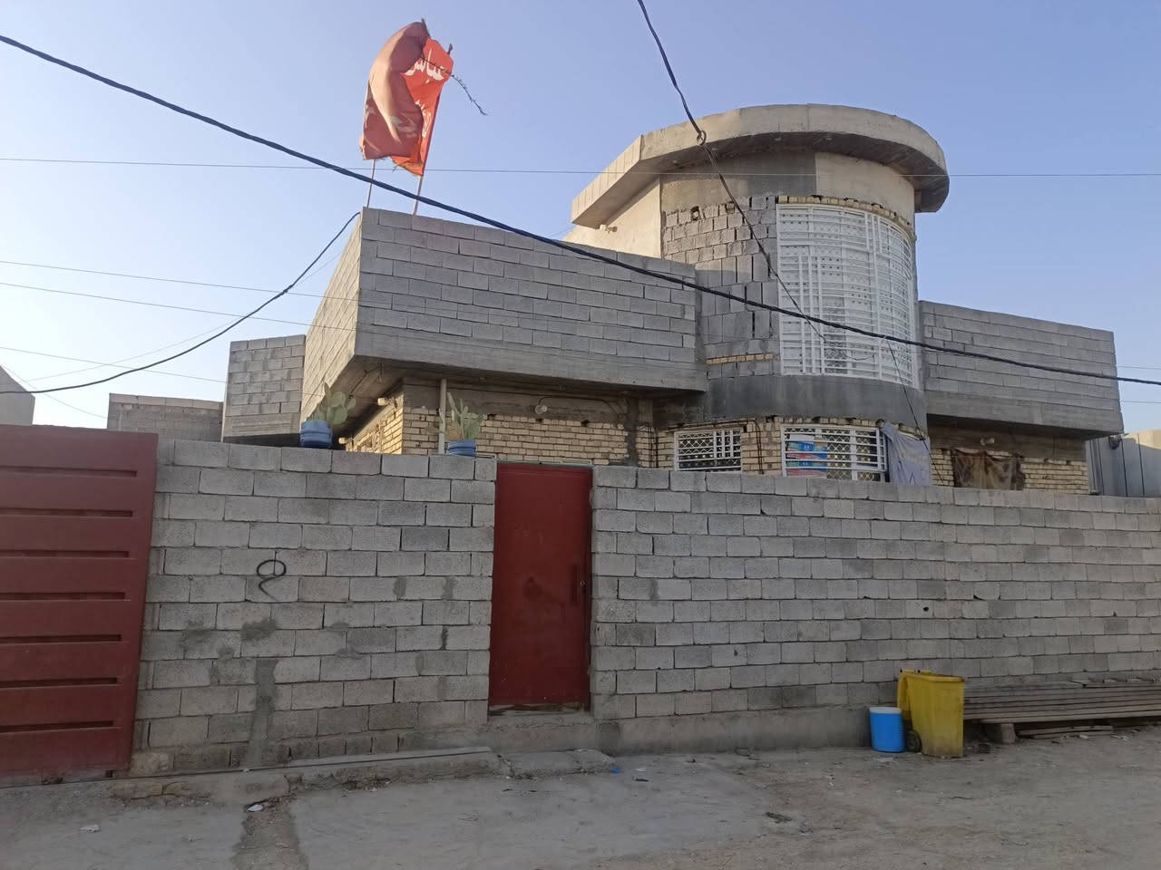 بيت للبيع مساحه 300 غرفتين وصاله ومطبخ واستقبال 
وصحيات داخليه وخارجيه الموقع حي المنتظر الأولى قرب جامع وحسينية المنتظر، باقي التفاصيل الاتصال على الرقم 
‏‪***********‬‏
***********
